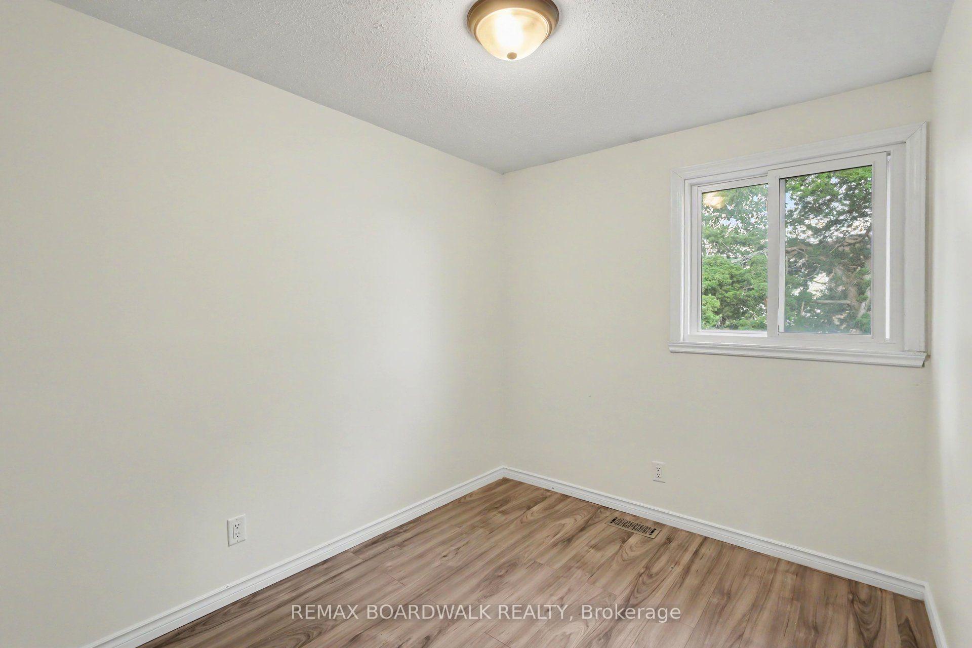 Photo 11 of 912 Elmsmere Road, Ottawa, Beacon Hill South — HOMEH