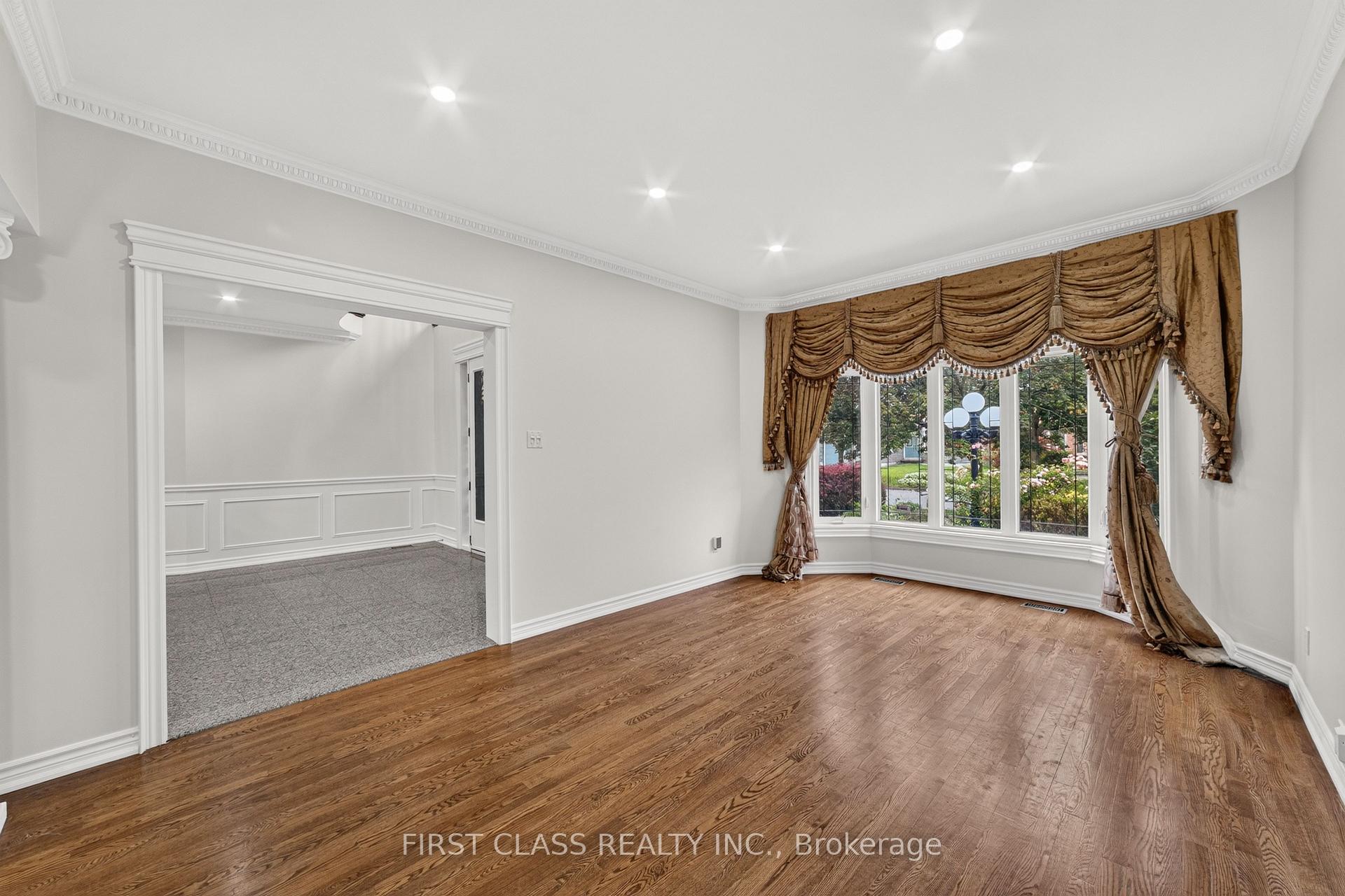 Photo 4 of 67 Black Walnut Crescent, Richmond Hill, Langstaff — HOMEH