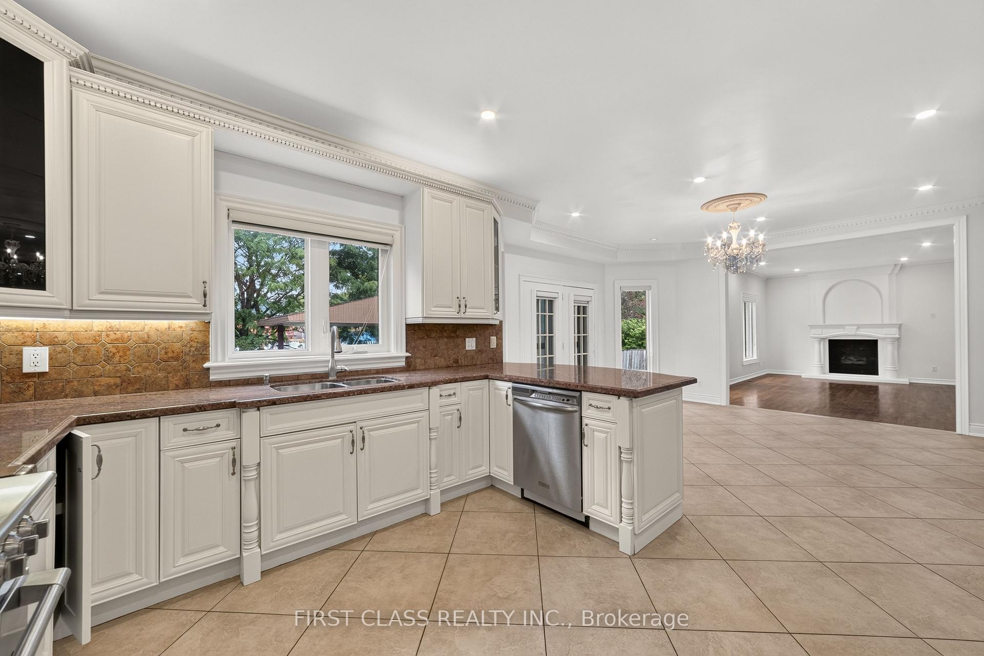 Photo 10 of 67 Black Walnut Crescent, Richmond Hill, Langstaff — HOMEH