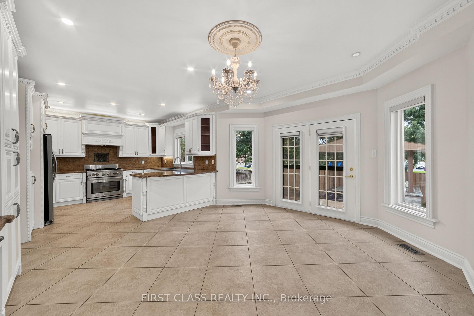 Photo 13 of 67 Black Walnut Crescent, Richmond Hill, Langstaff — HOMEH