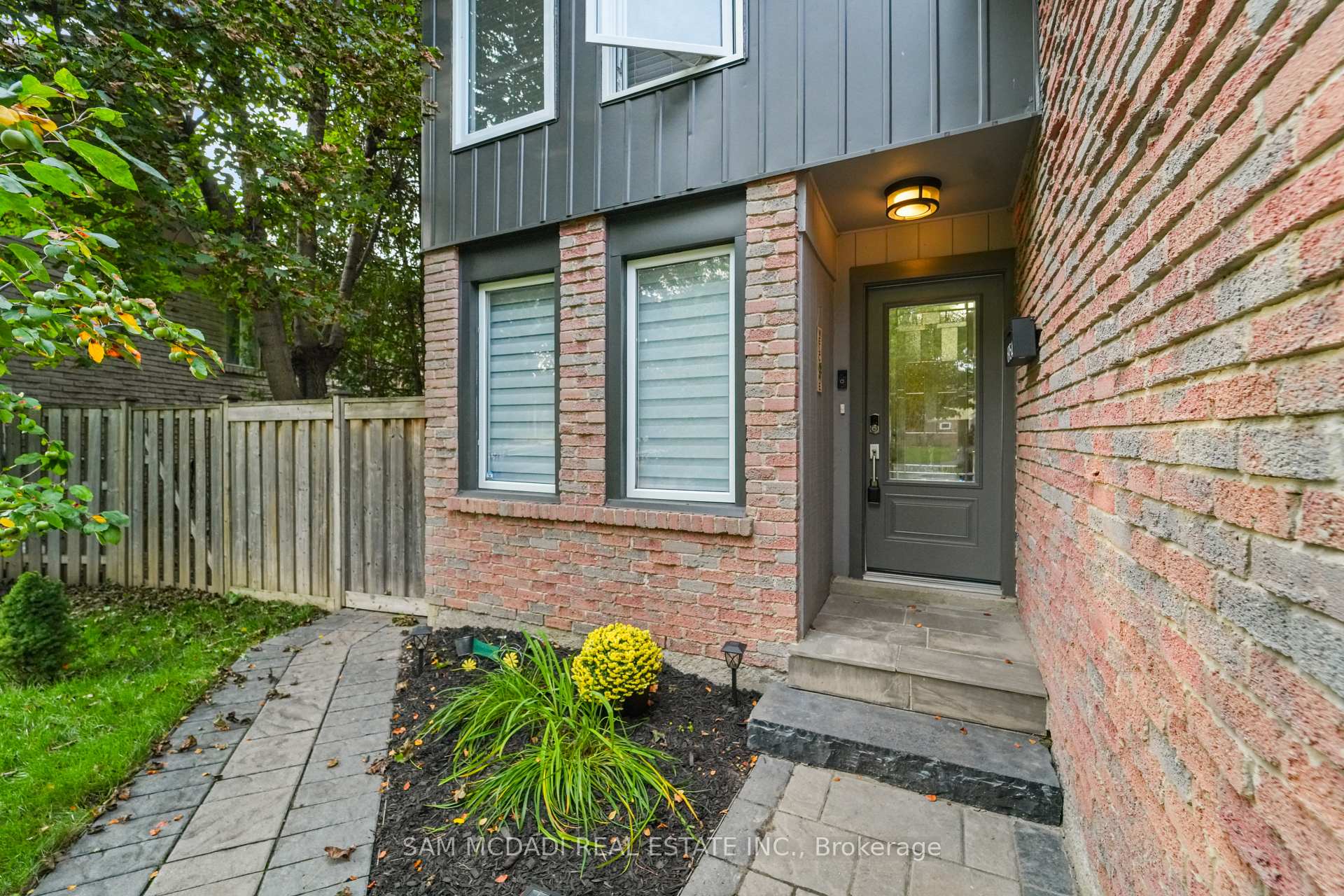 Photo 2 of 6954 Cadiz Crescent, Mississauga, Meadowvale — HOMEH