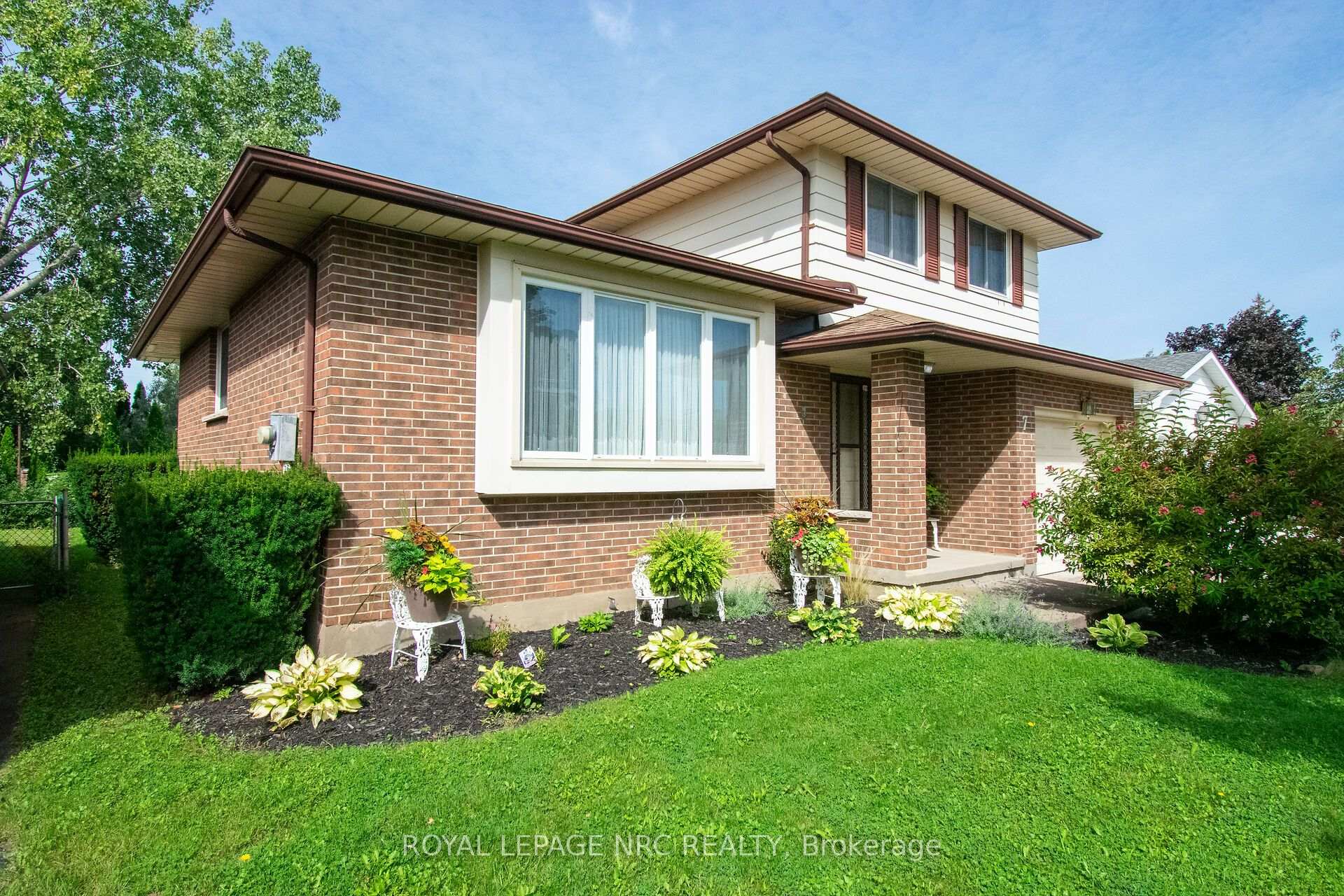 Photo 2 of 7 Dolly Circle, St. Catharines, Secord Woods — HOMEH