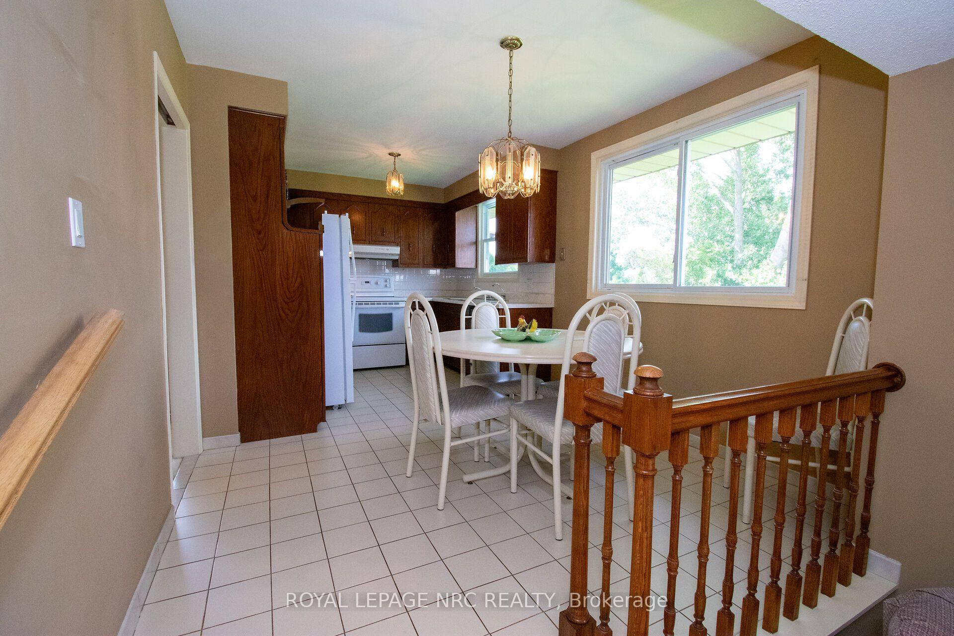 Photo 13 of 7 Dolly Circle, St. Catharines, Secord Woods — HOMEH