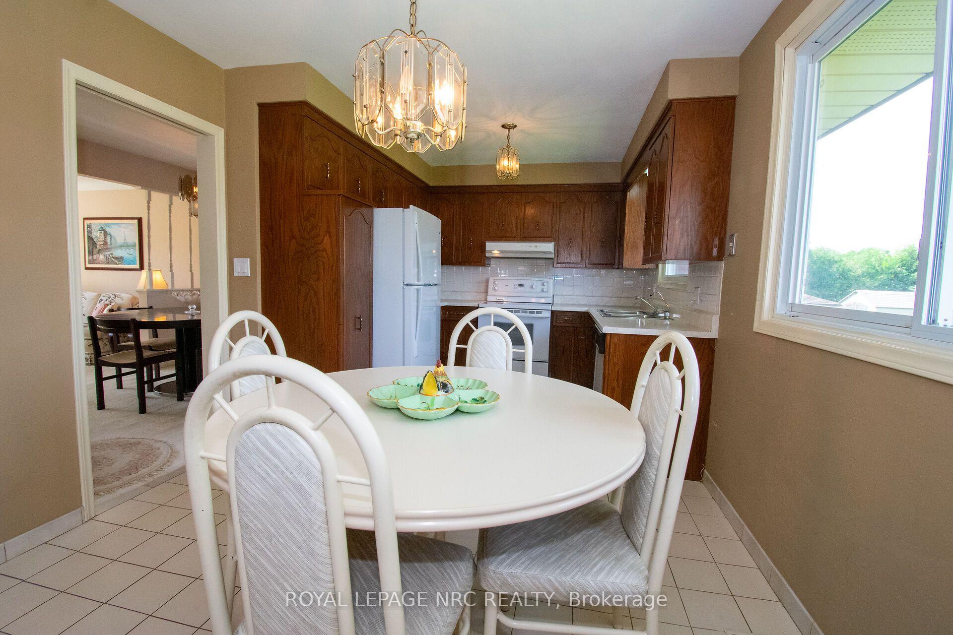 Photo 14 of 7 Dolly Circle, St. Catharines, Secord Woods — HOMEH