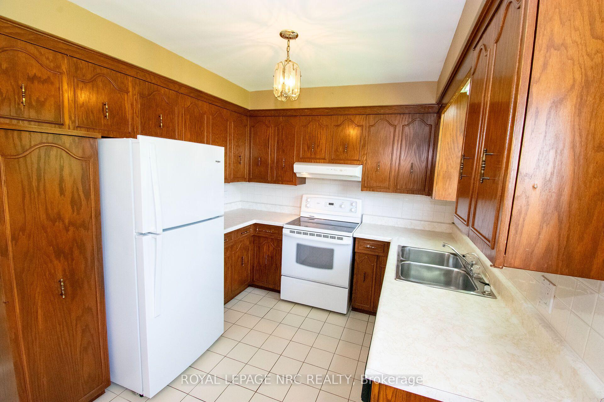 Photo 15 of 7 Dolly Circle, St. Catharines, Secord Woods — HOMEH