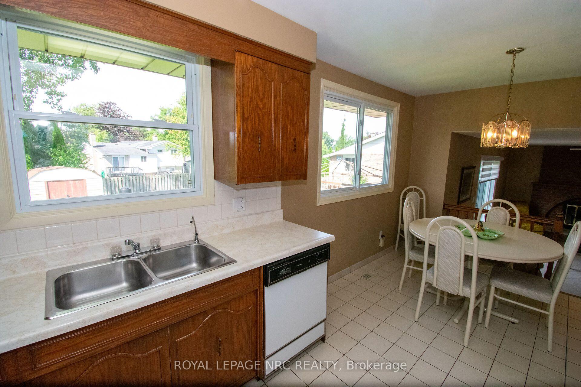 Photo 16 of 7 Dolly Circle, St. Catharines, Secord Woods — HOMEH