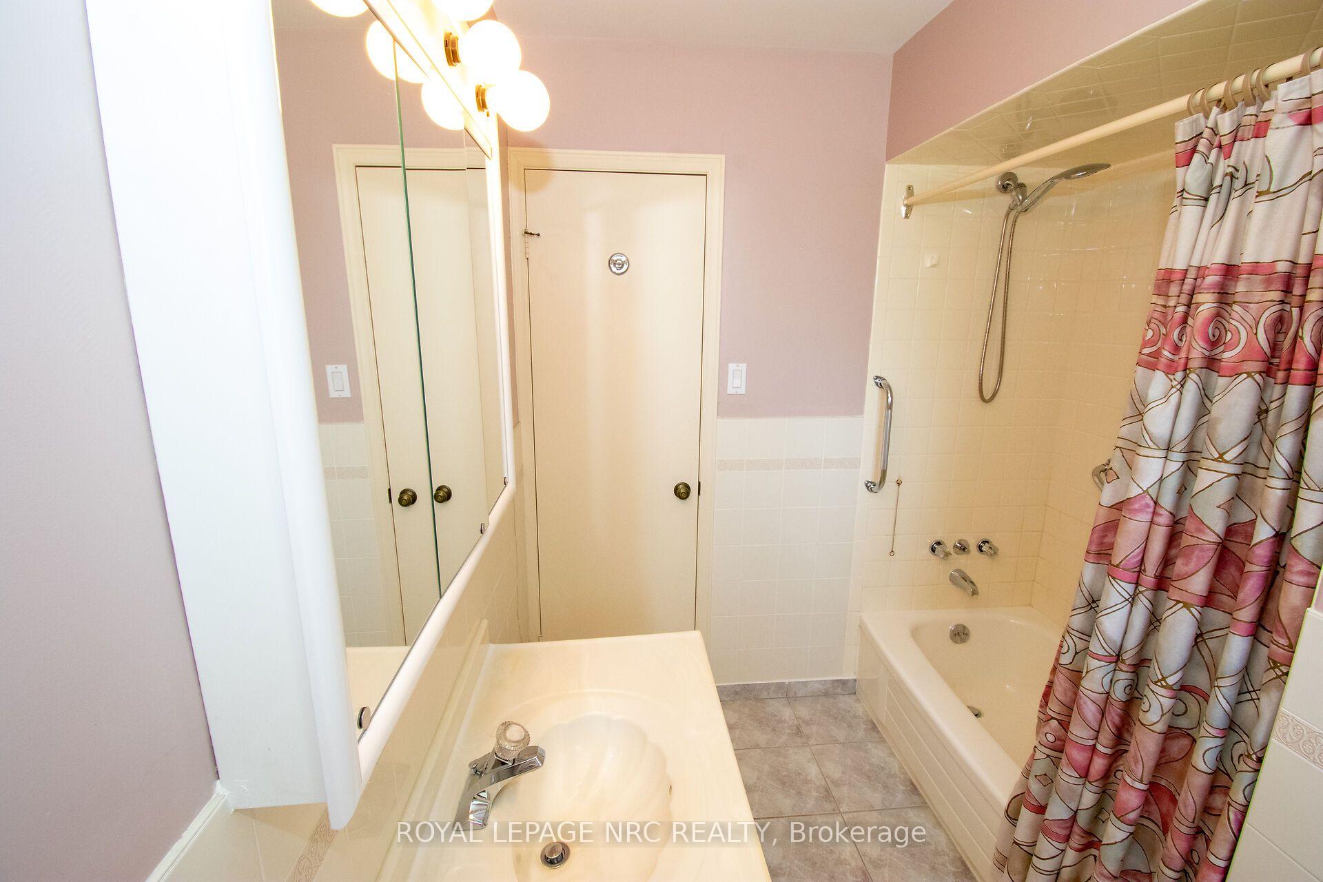 Photo 26 of 7 Dolly Circle, St. Catharines, Secord Woods — HOMEH