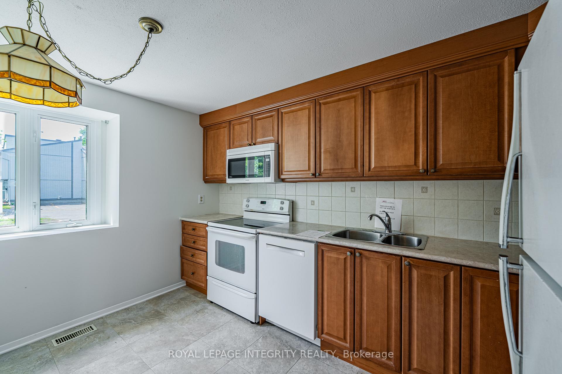 Photo 4 of 32C Benlea Drive, Ottawa, Tanglewood — HOMEH