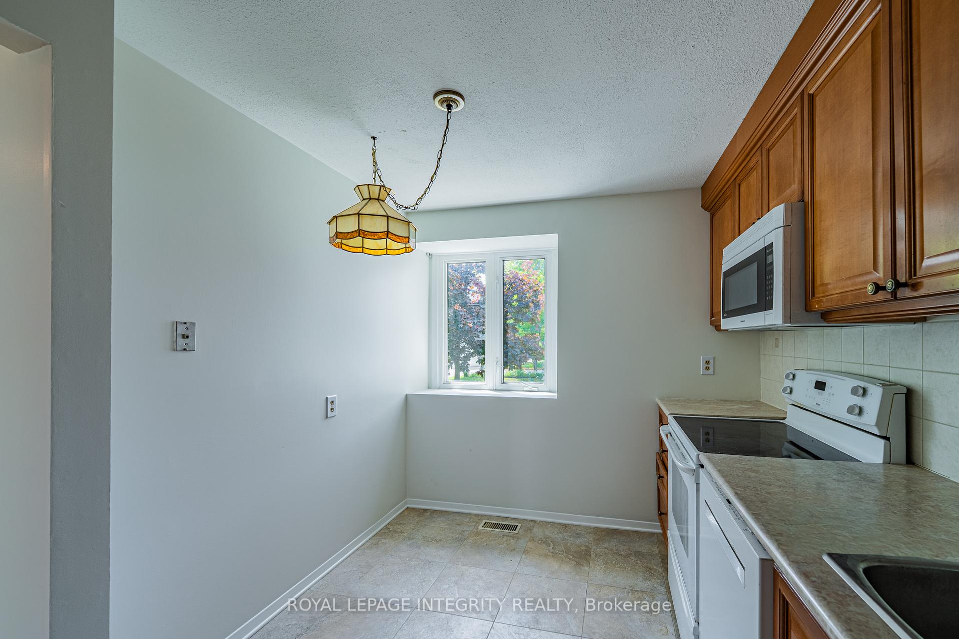Photo 5 of 32C Benlea Drive, Ottawa, Tanglewood — HOMEH