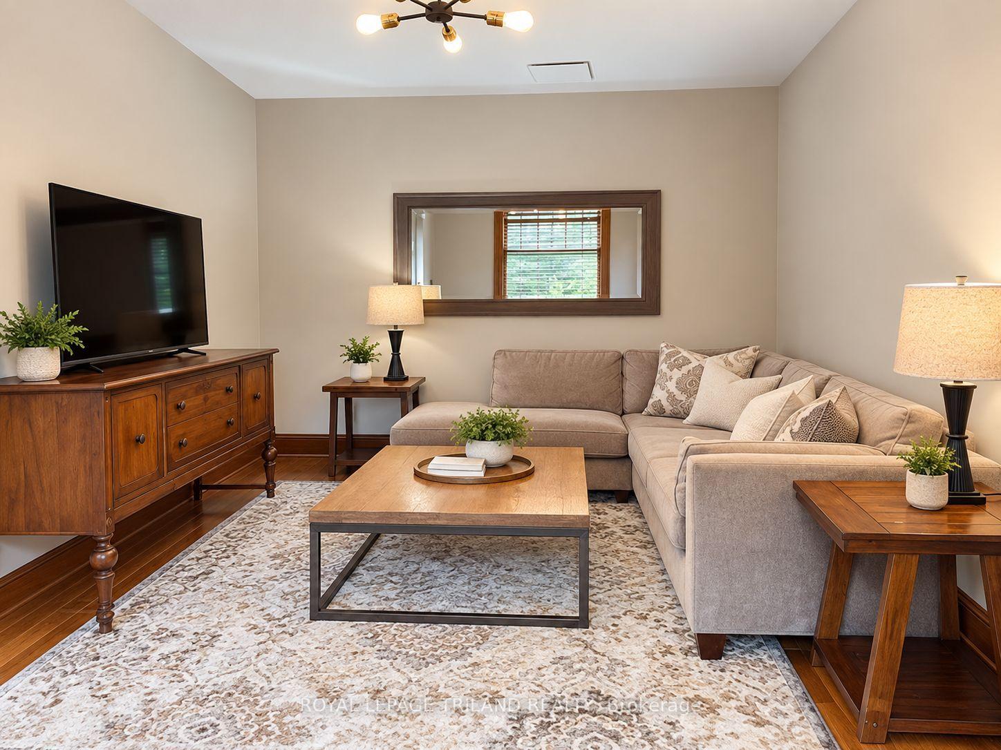 Photo 6 of 1143 Riverside Drive, London, North O — HOMEH