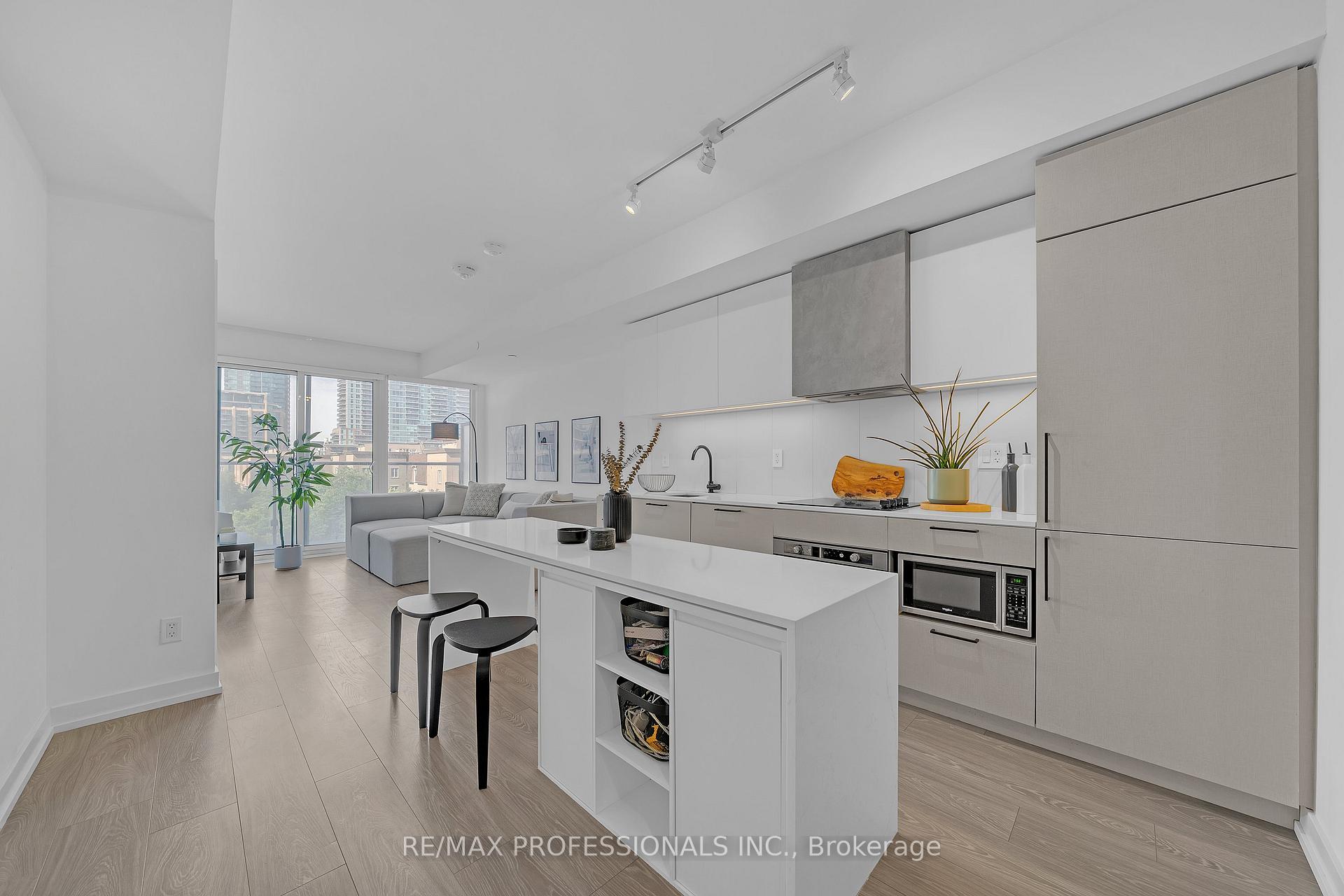 Photo 2 of 19 Western Battery Road, Toronto, Niagara — HOMEH