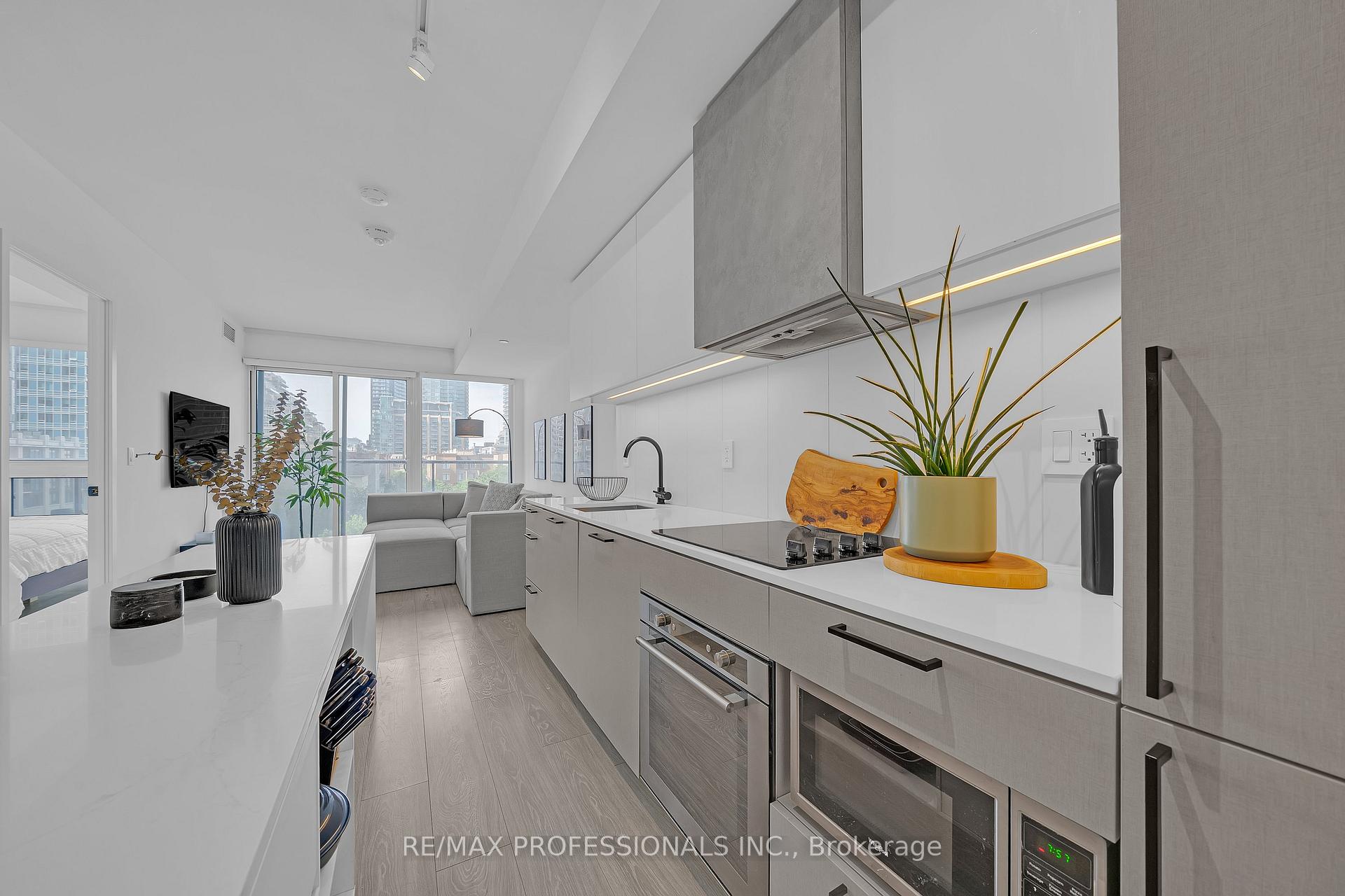 Photo 3 of 19 Western Battery Road, Toronto, Niagara — HOMEH