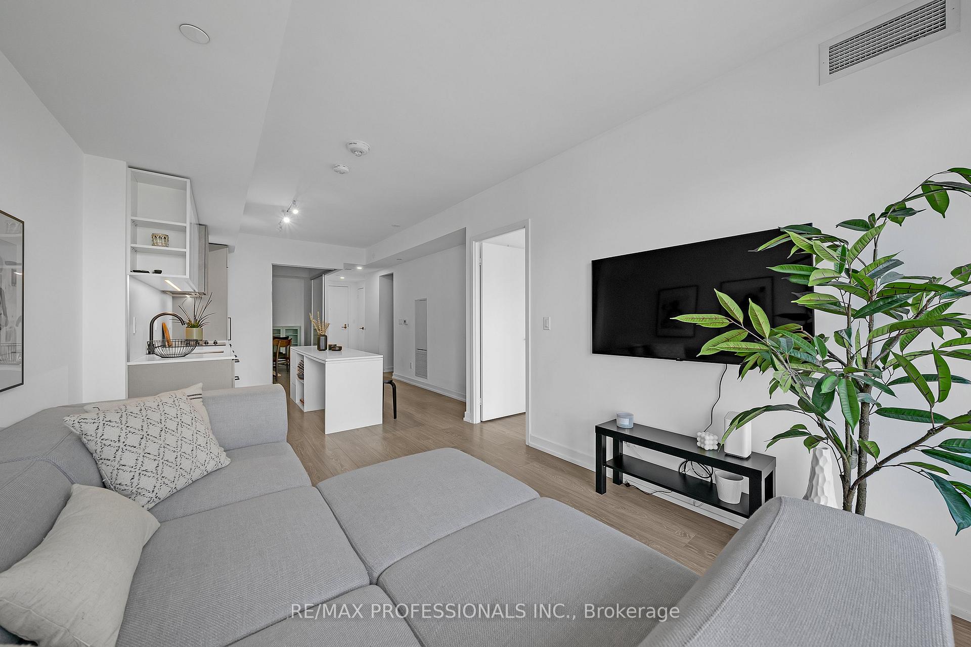 Photo 4 of 19 Western Battery Road, Toronto, Niagara — HOMEH