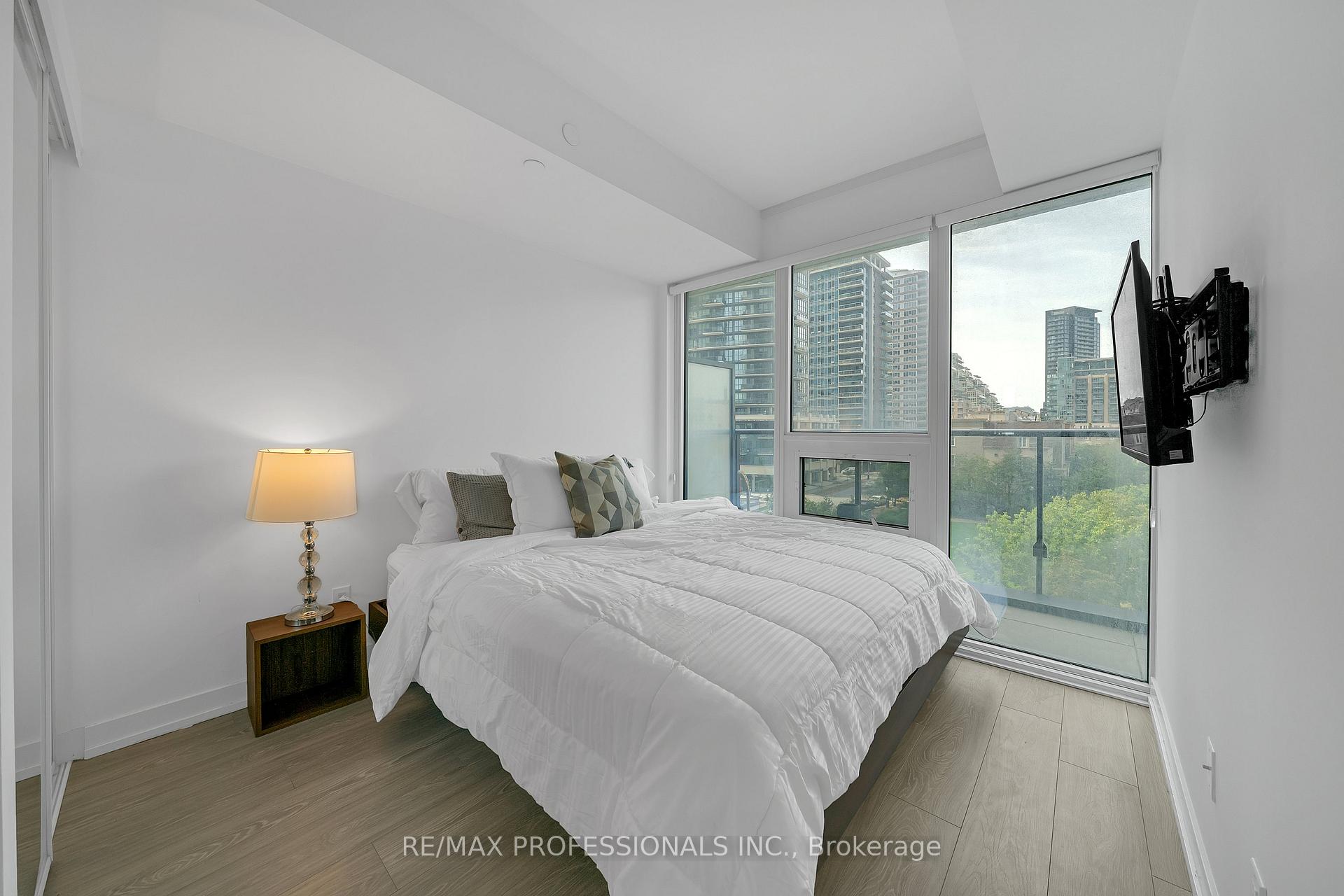 Photo 7 of 19 Western Battery Road, Toronto, Niagara — HOMEH