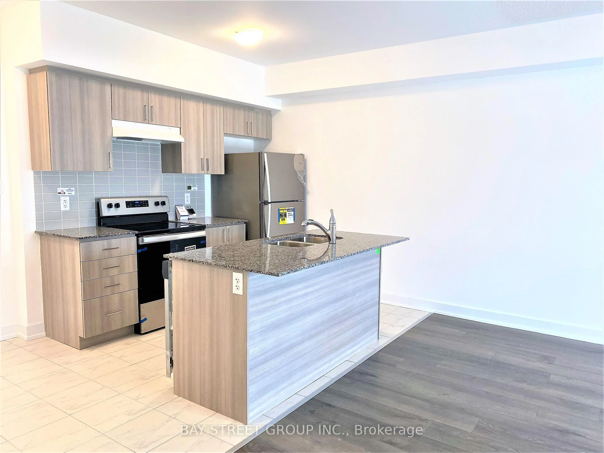 Photo 5 of Unit 414, 4 Spice Way, Barrie, Rural Barrie Southeast — HOMEH