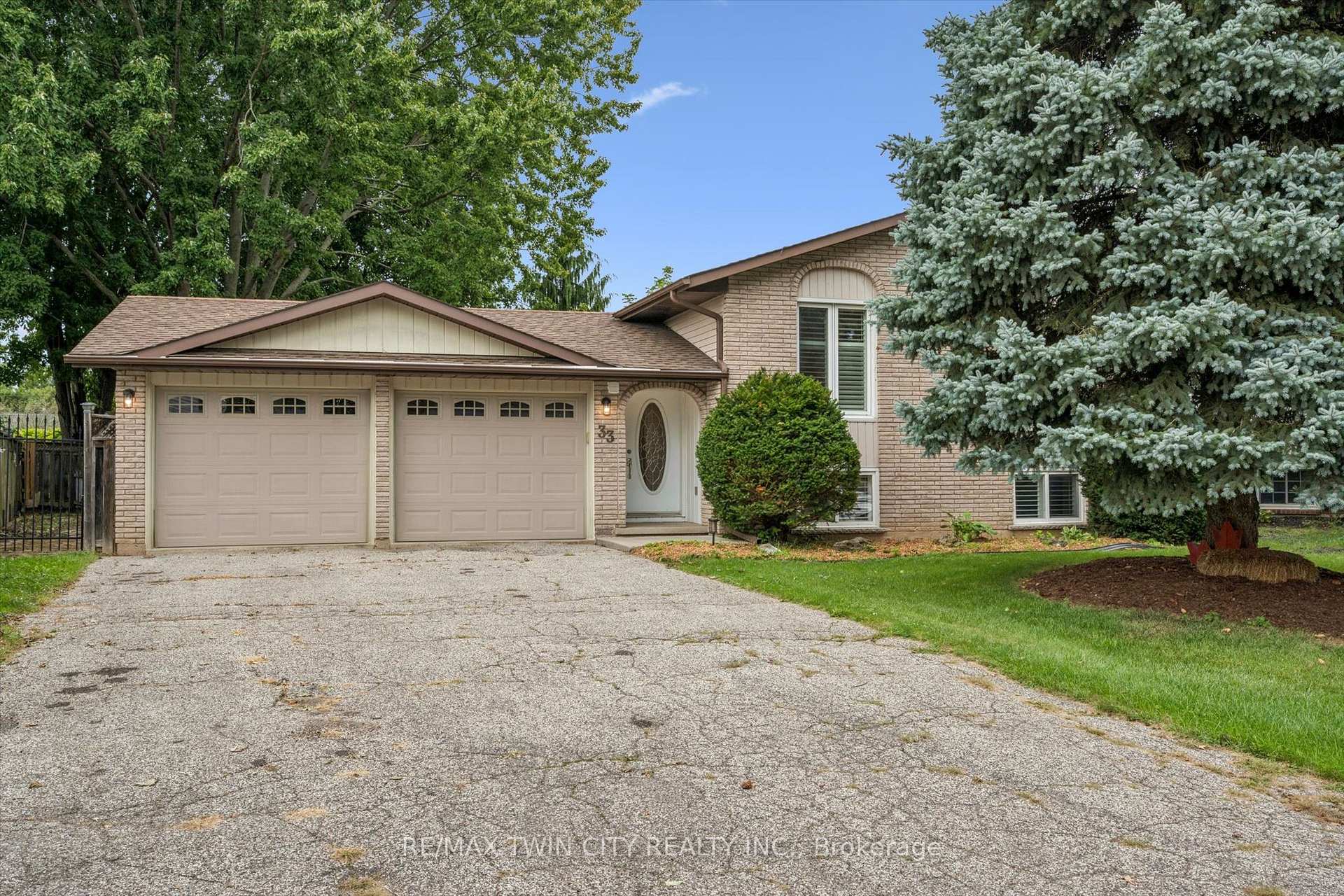 Photo 2 of 33 Maccoll Place, Haldimand — HOMEH