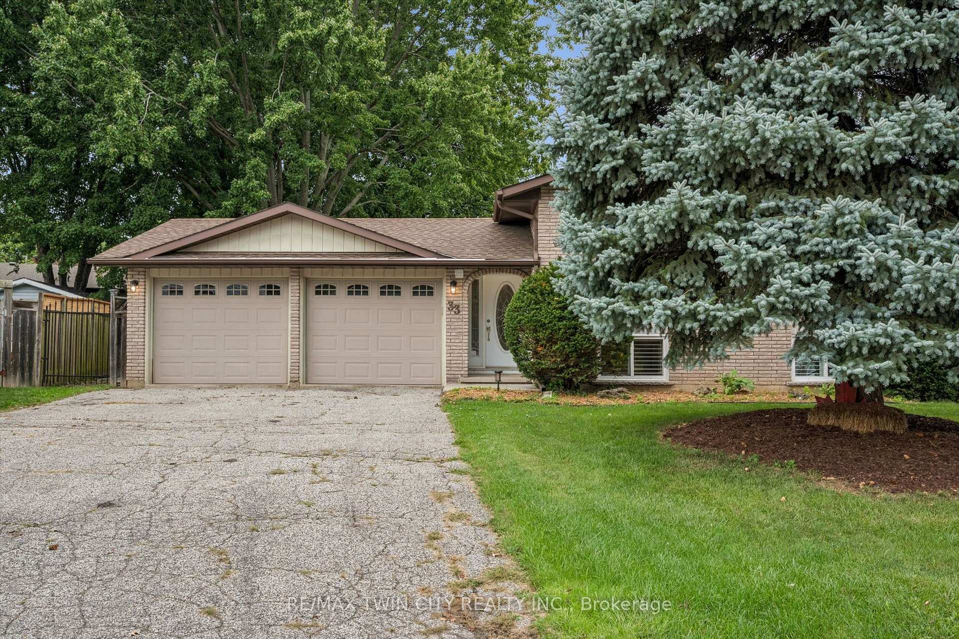 Photo 3 of 33 Maccoll Place, Haldimand — HOMEH