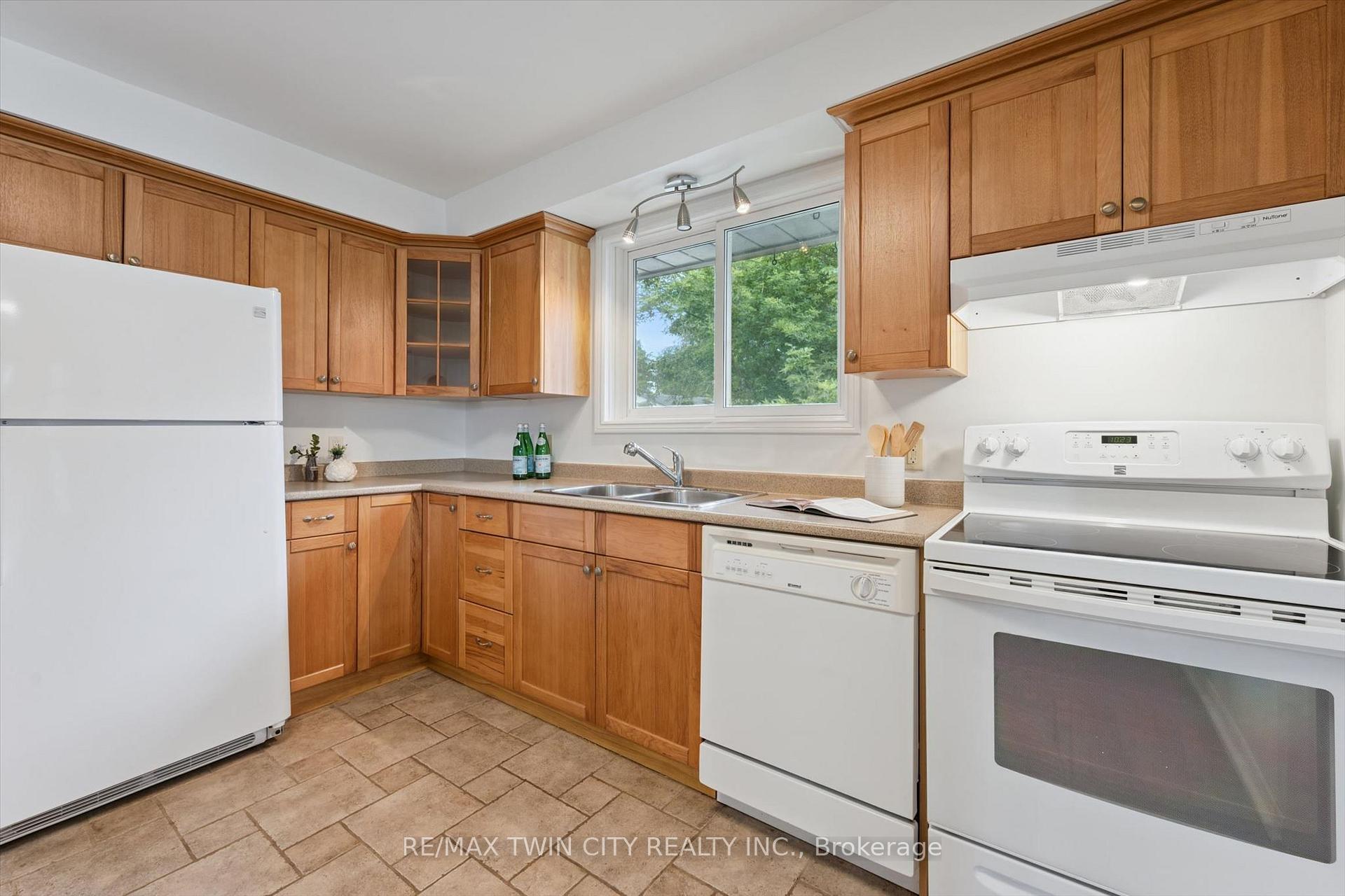 Photo 12 of 33 Maccoll Place, Haldimand — HOMEH