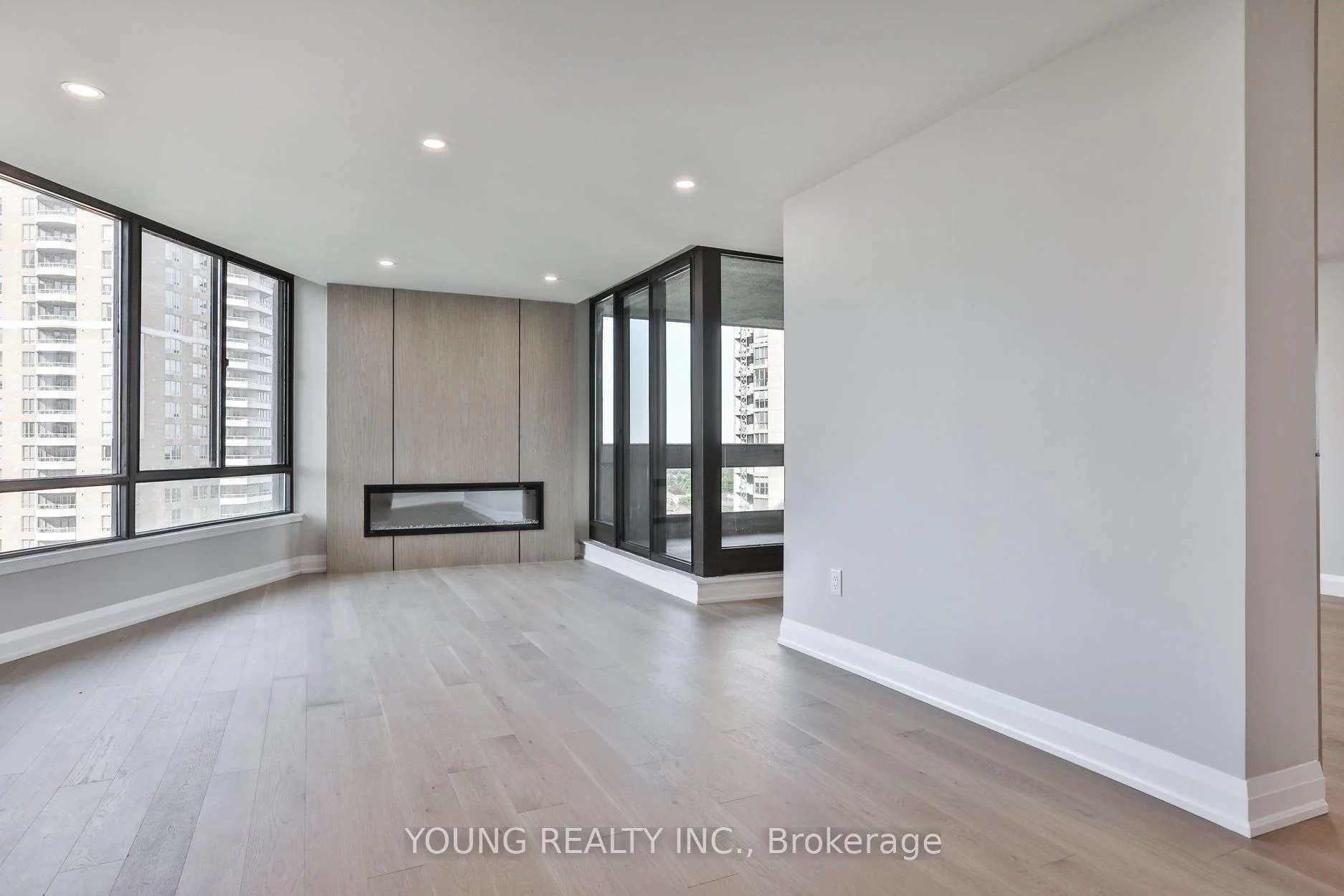 Photo 3 of Unit 1406, 65 Skymark Drive, North York, Hillcrest Village — HOMEH