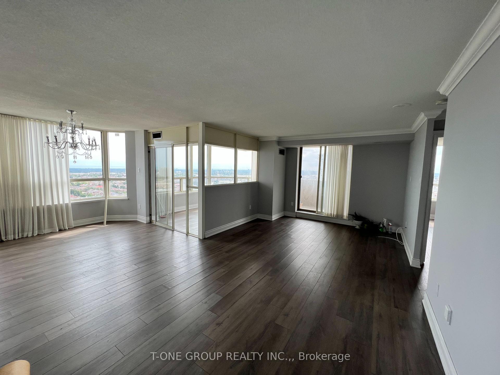 Photo 3 of Unit 2103, 400 Webb Drive, Mississauga, City Centre — HOMEH