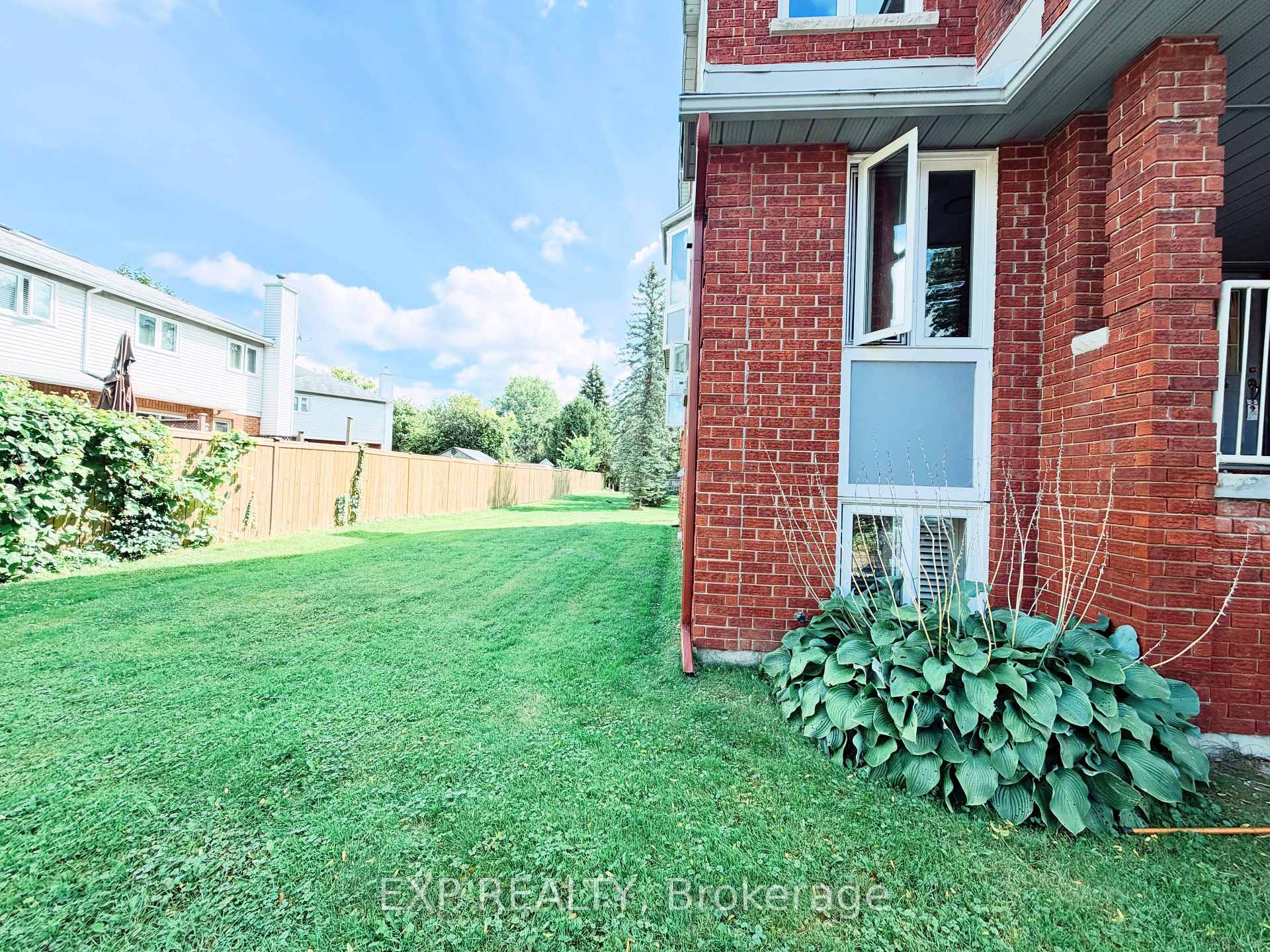 Photo 3 of 406 Briston Private, Ottawa, Hunt Club Park — HOMEH