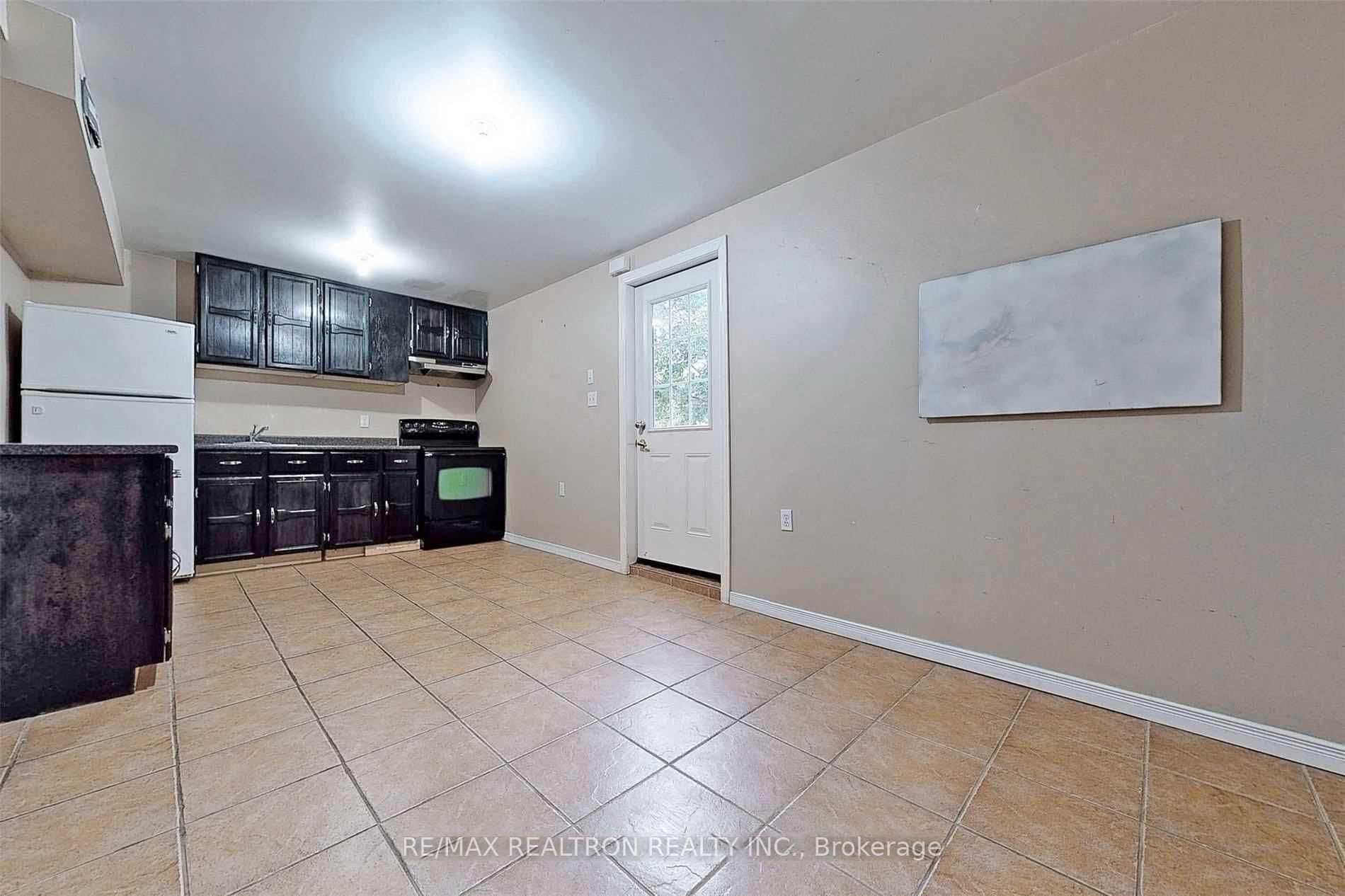 Photo 2 of 48 Jones Drive, Barrie, Grove East — HOMEH