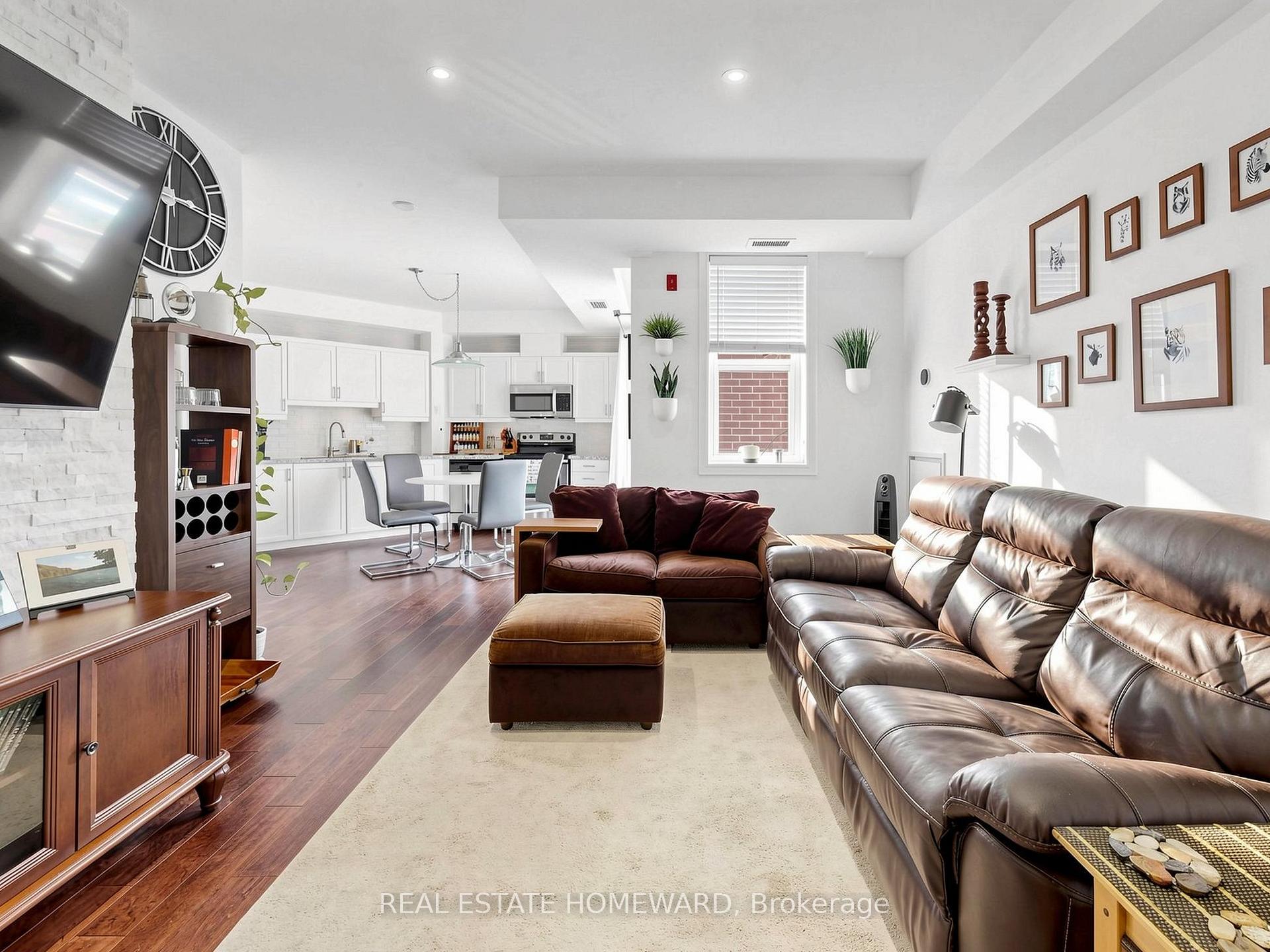 Photo 2 of Unit 309, 15450 Yonge Street, Aurora, Aurora Heights — HOMEH