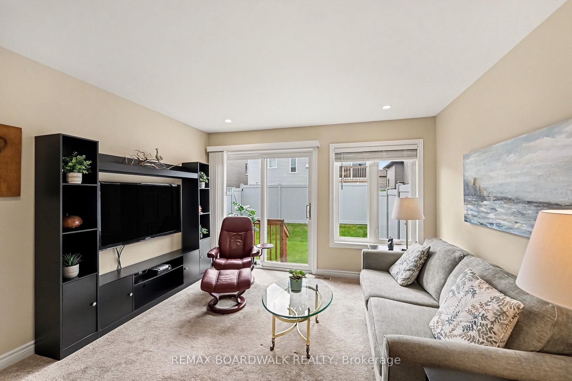 Photo 12 of 100 Seabert Drive, Arnprior, Arnprior — HOMEH