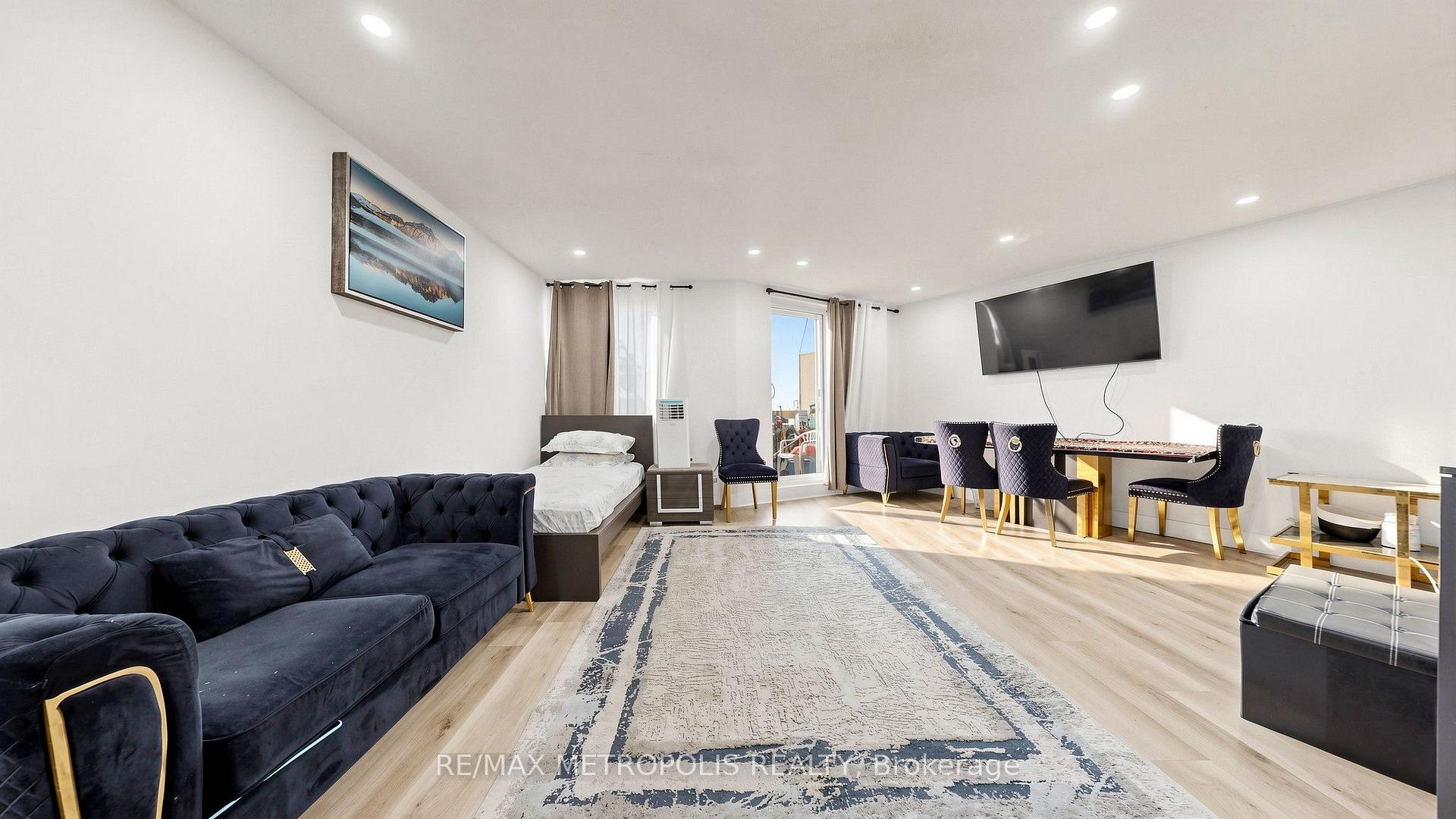 Photo 5 of Unit 1006, 3555 Derry Road E, Mississauga, Malton — HOMEH