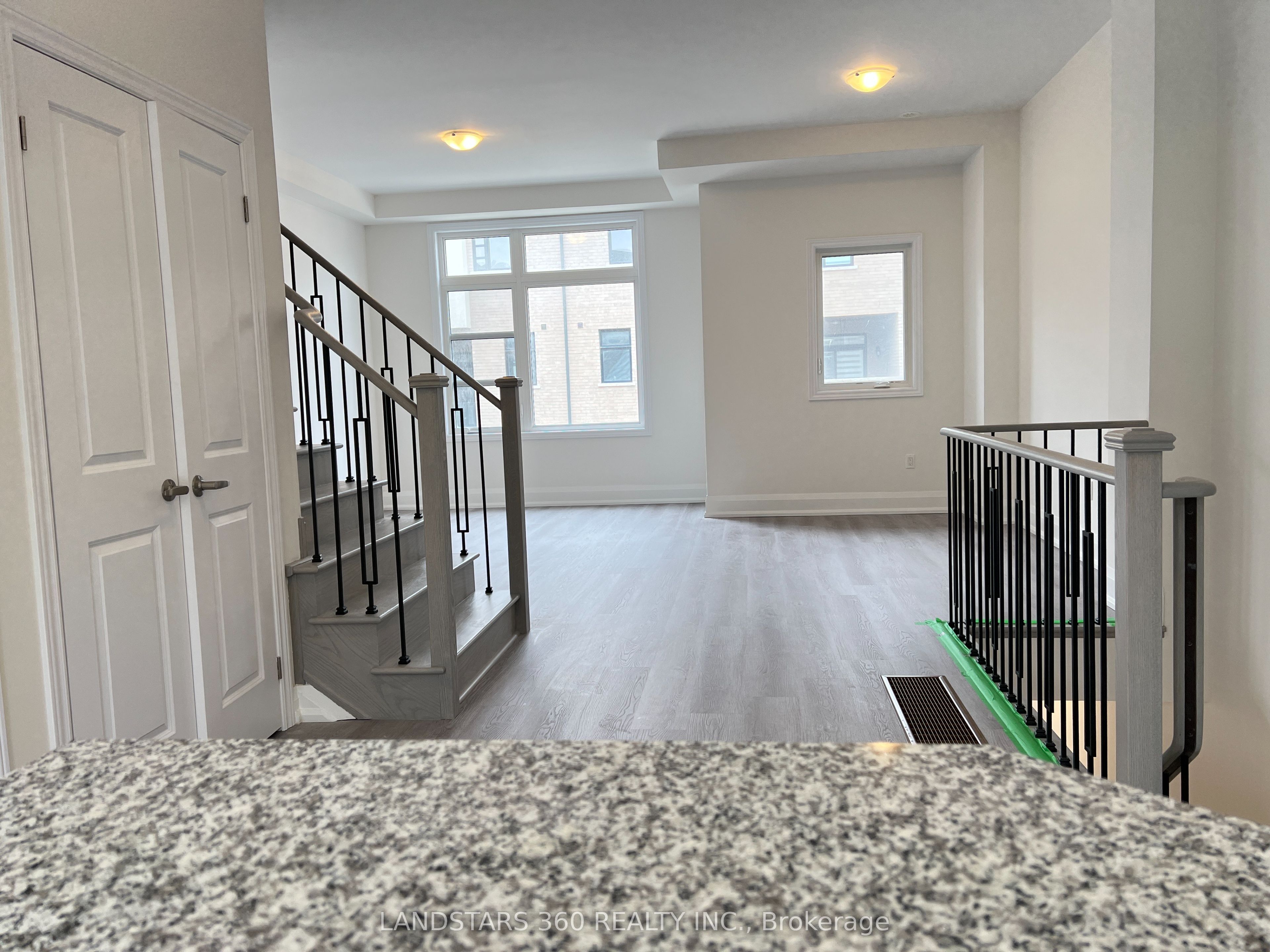Photo 4 of 86 Inverary Crescent, Vaughan, Elder Mills — HOMEH