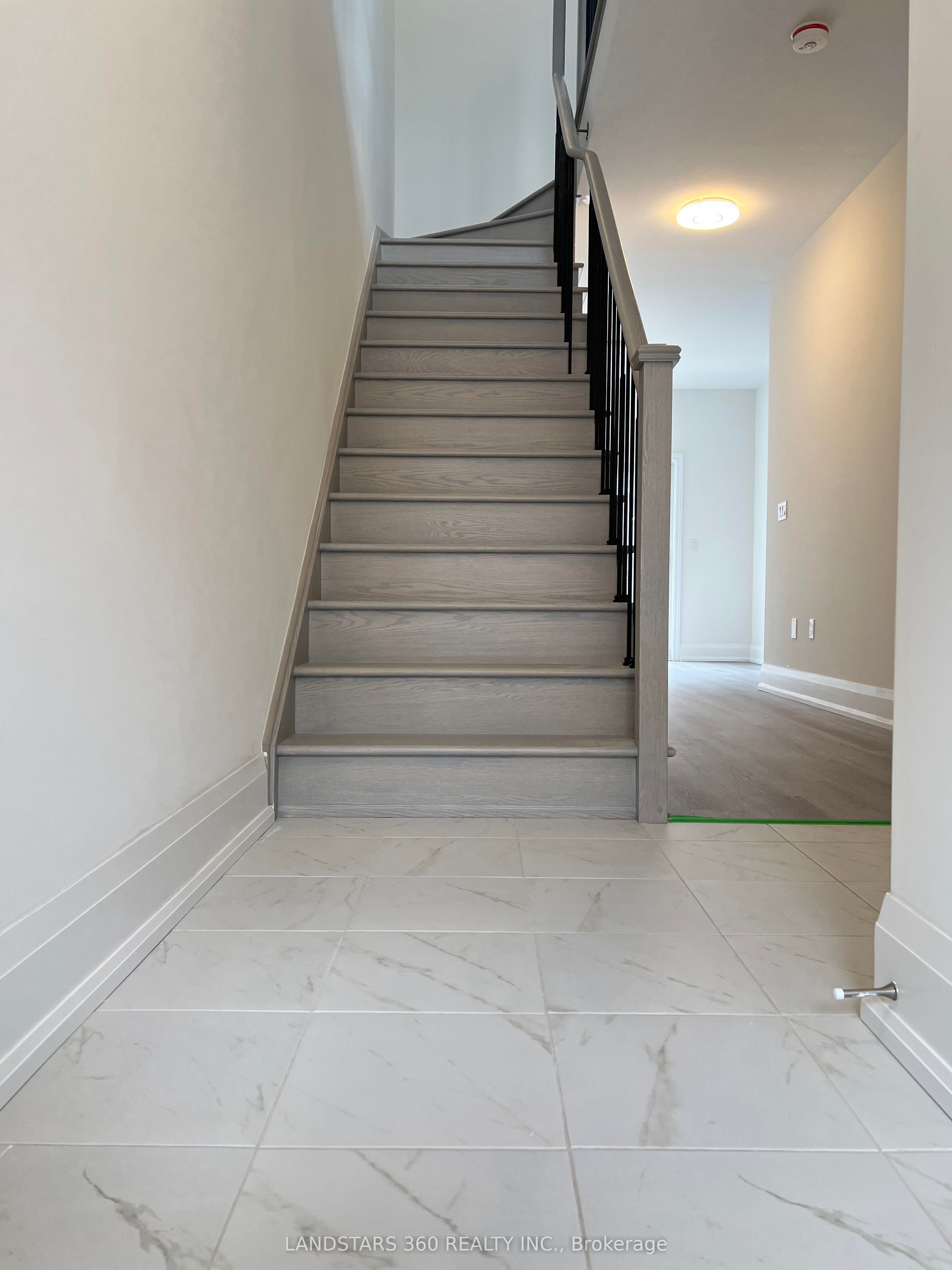 Photo 2 of 86 Inverary Crescent, Vaughan, Elder Mills — HOMEH