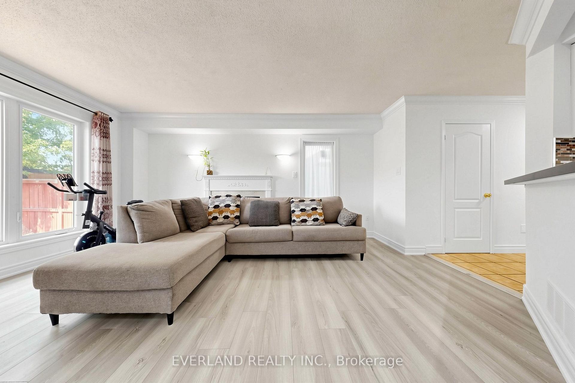 Photo 4 of 5588 Highbank Road, Mississauga, Central Erin Mills — HOMEH