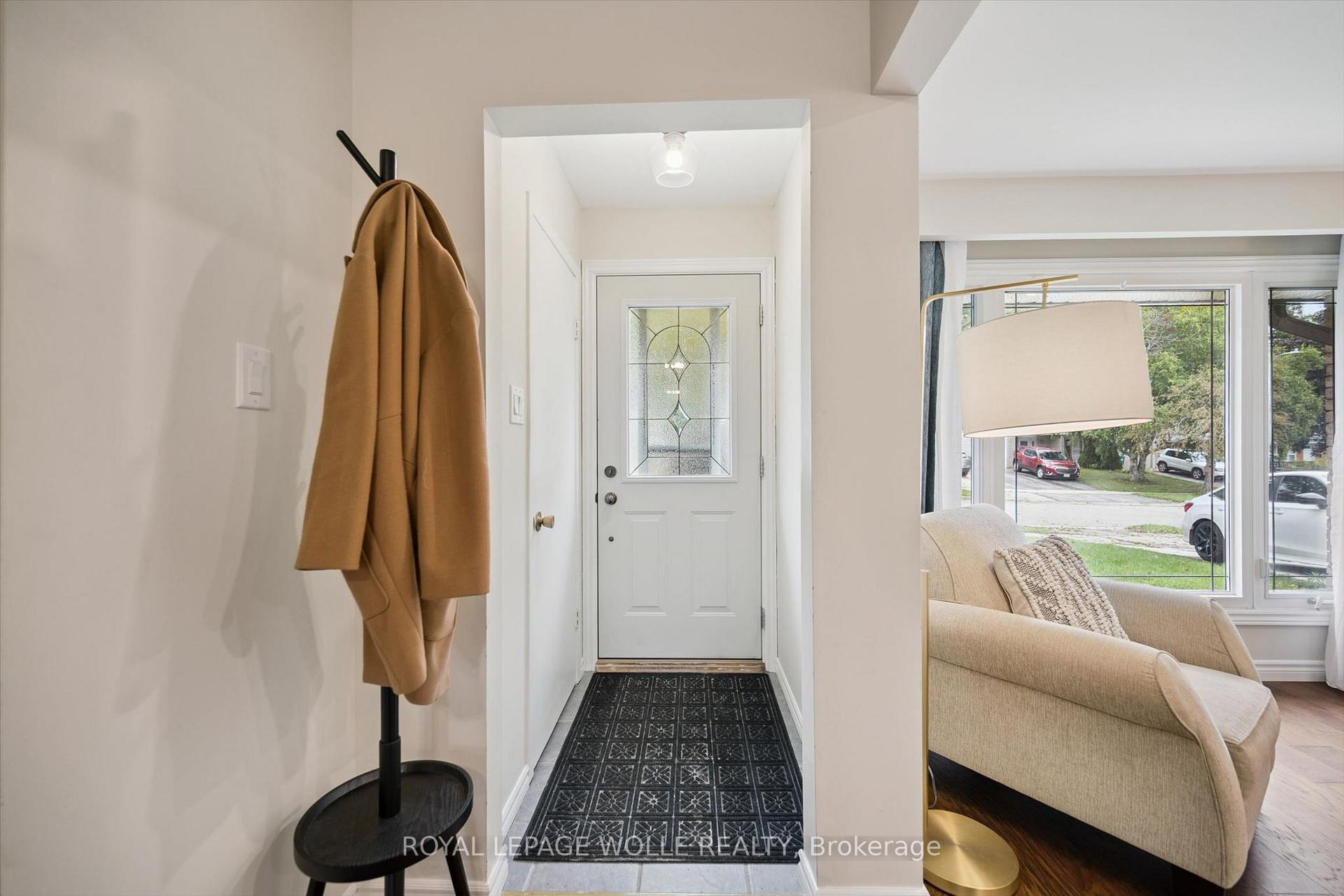 Photo 3 of 37 Shadeland Crescent, Kitchener, Victoria Hills — HOMEH