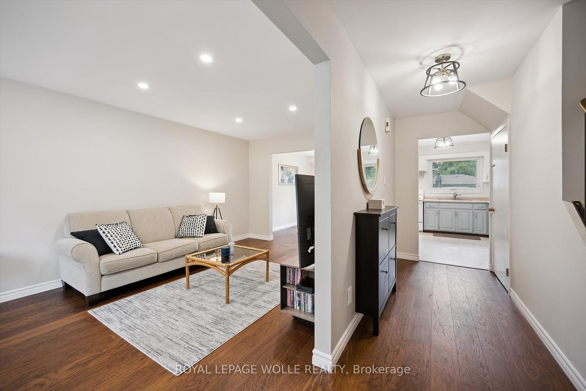 Photo 4 of 37 Shadeland Crescent, Kitchener, Victoria Hills — HOMEH