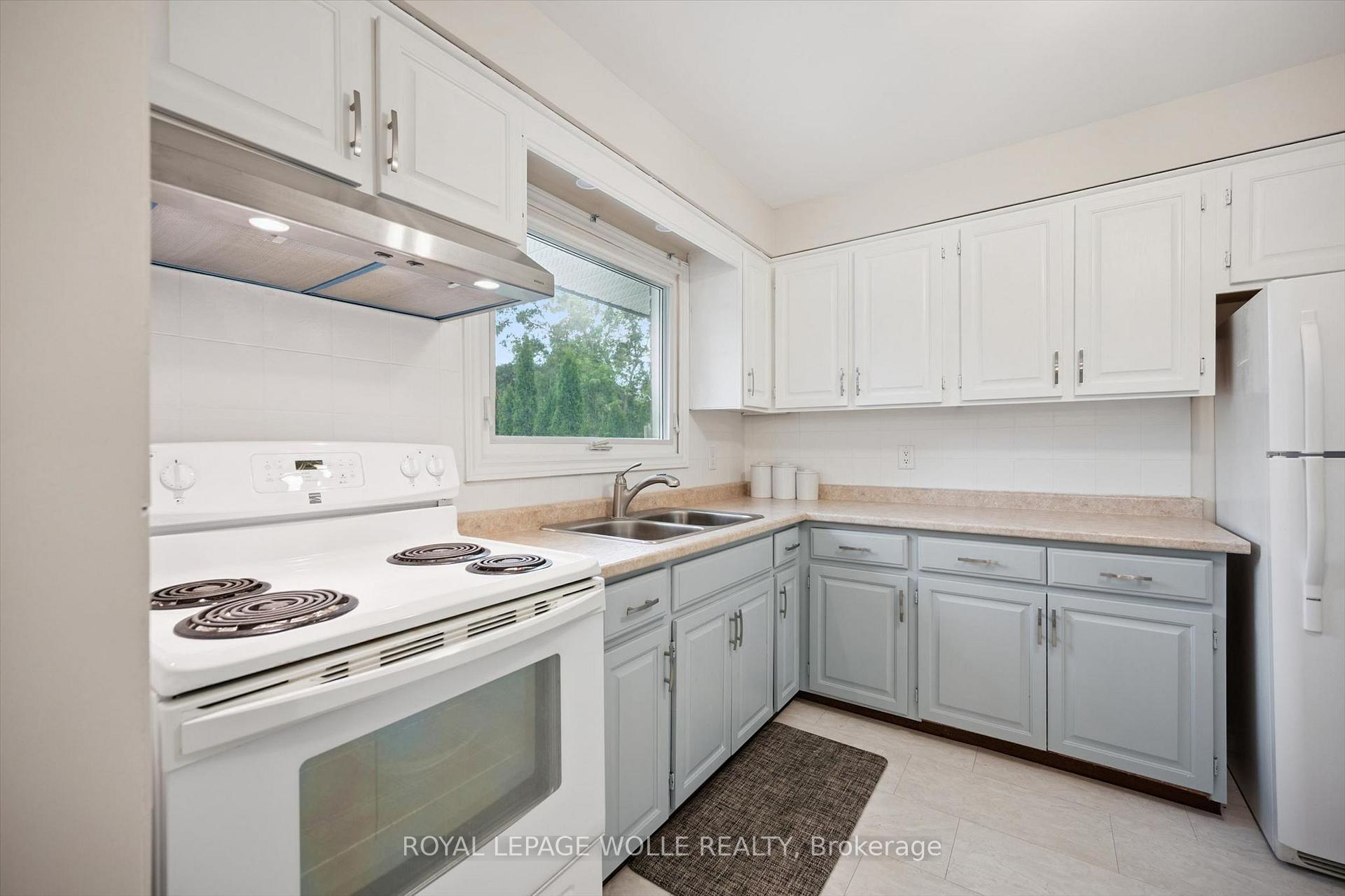 Photo 11 of 37 Shadeland Crescent, Kitchener, Victoria Hills — HOMEH