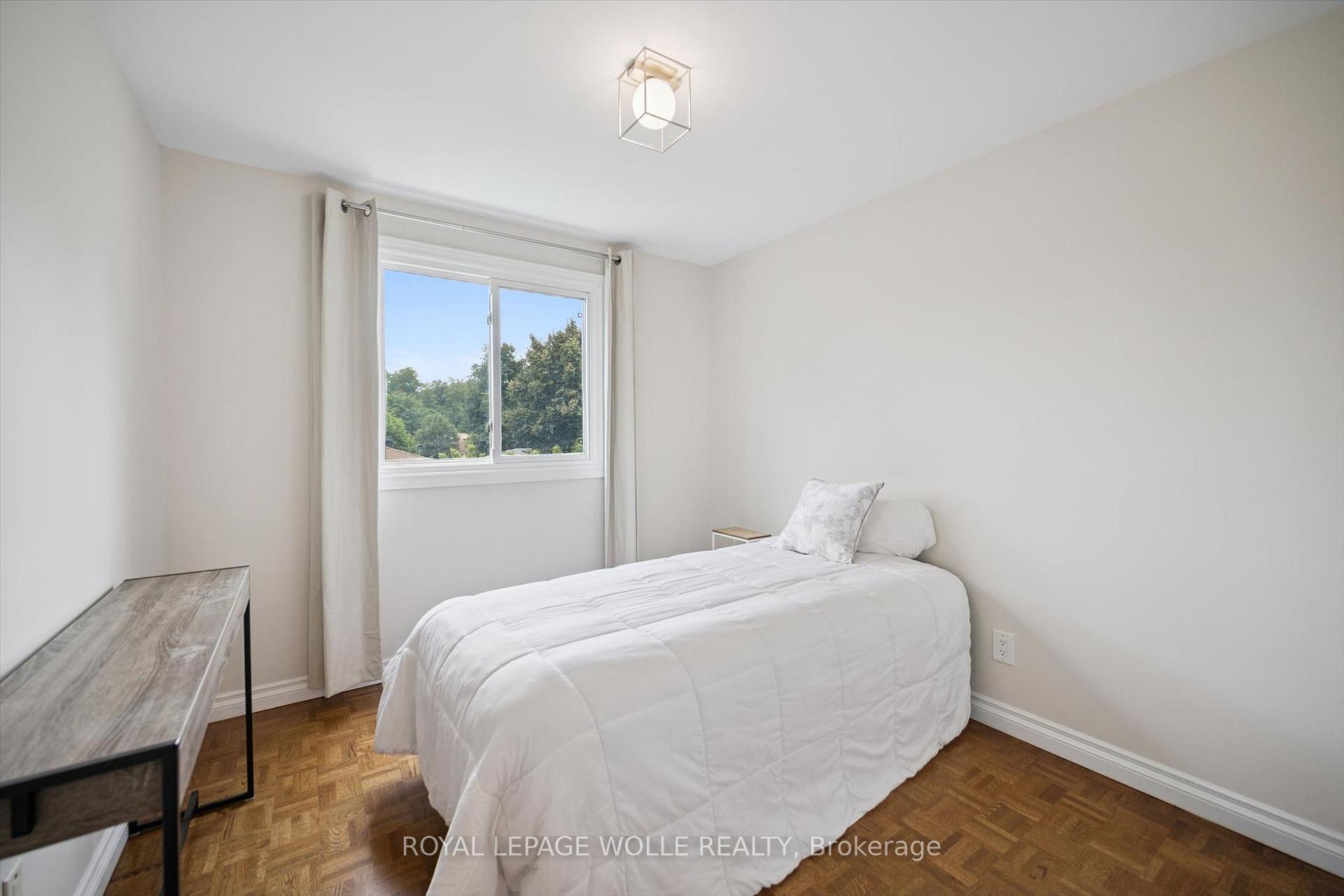 Photo 19 of 37 Shadeland Crescent, Kitchener, Victoria Hills — HOMEH