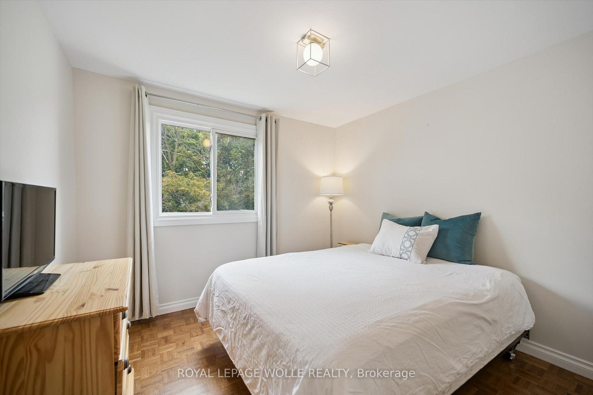 Photo 21 of 37 Shadeland Crescent, Kitchener, Victoria Hills — HOMEH