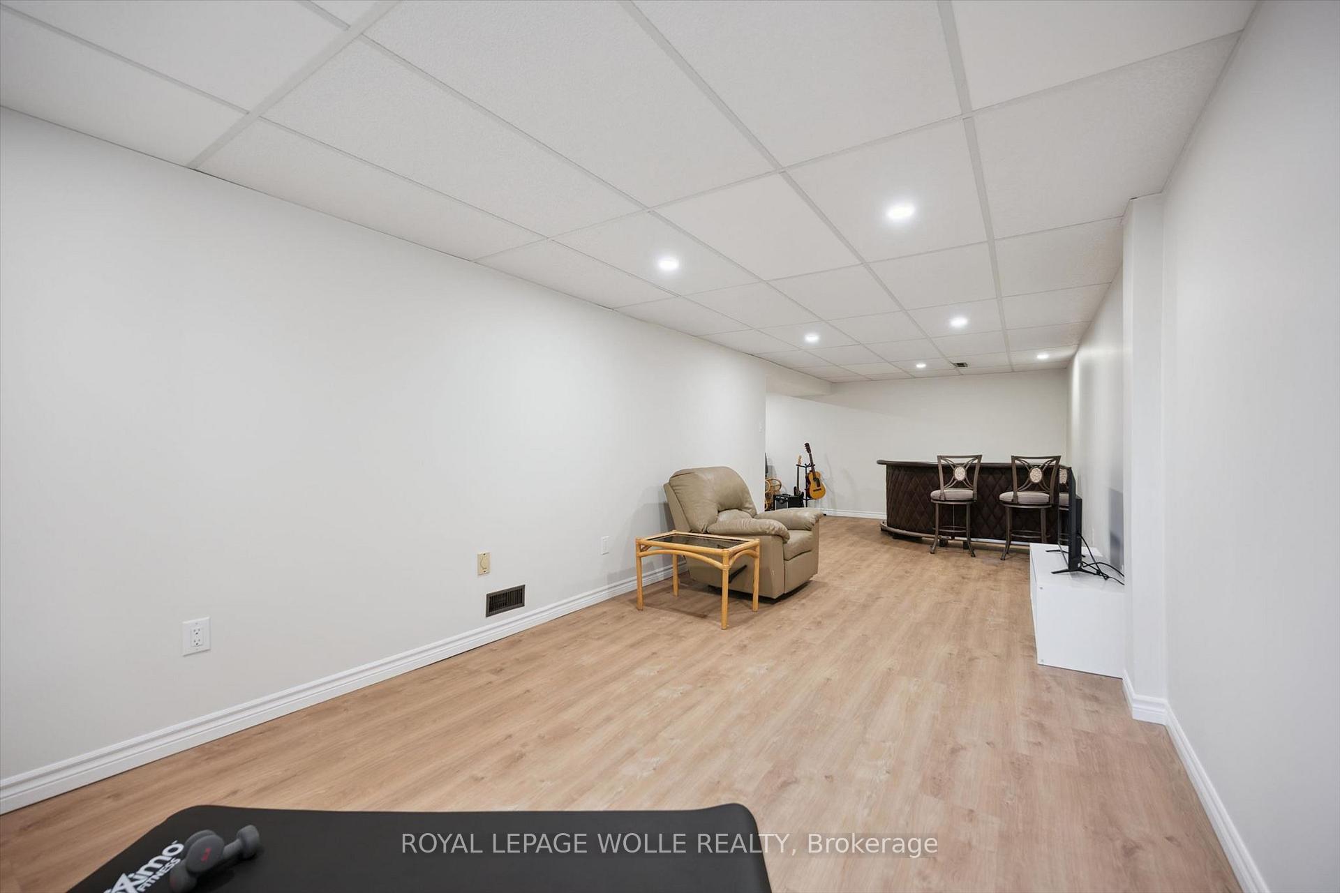 Photo 27 of 37 Shadeland Crescent, Kitchener, Victoria Hills — HOMEH