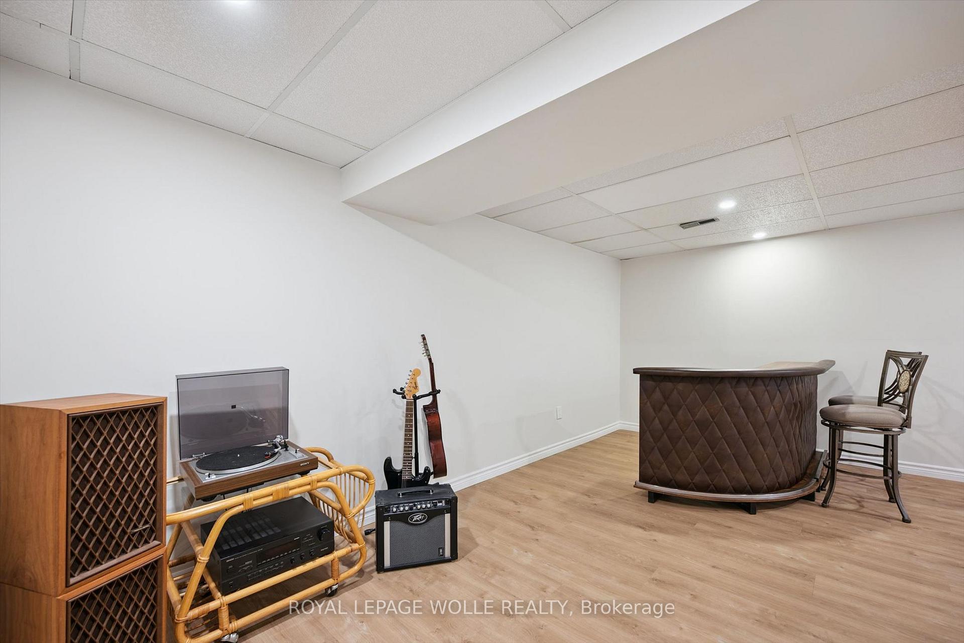 Photo 29 of 37 Shadeland Crescent, Kitchener, Victoria Hills — HOMEH
