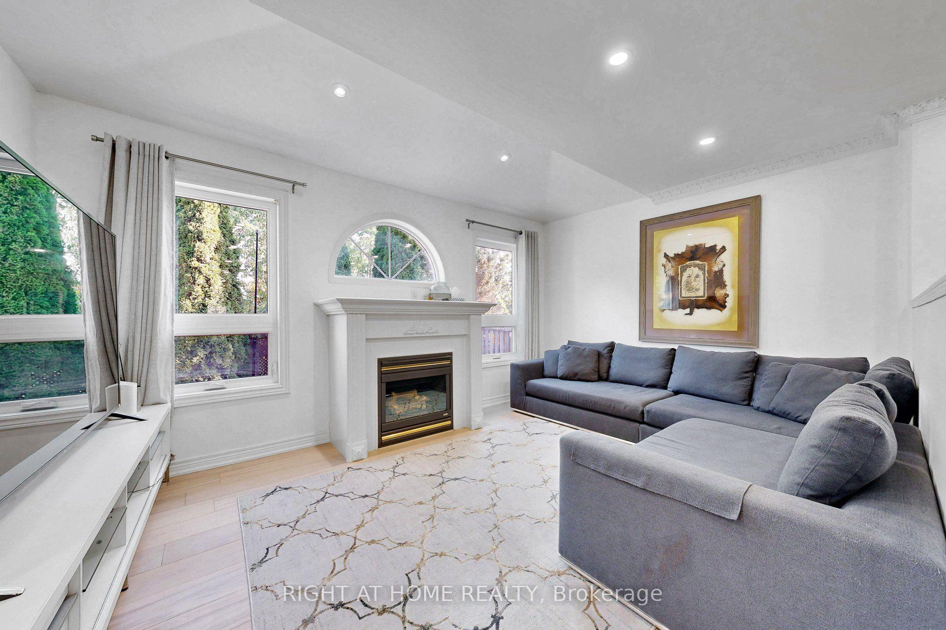 Photo 3 of 262 Wildberry Crescent, Vaughan, Vellore Village — HOMEH