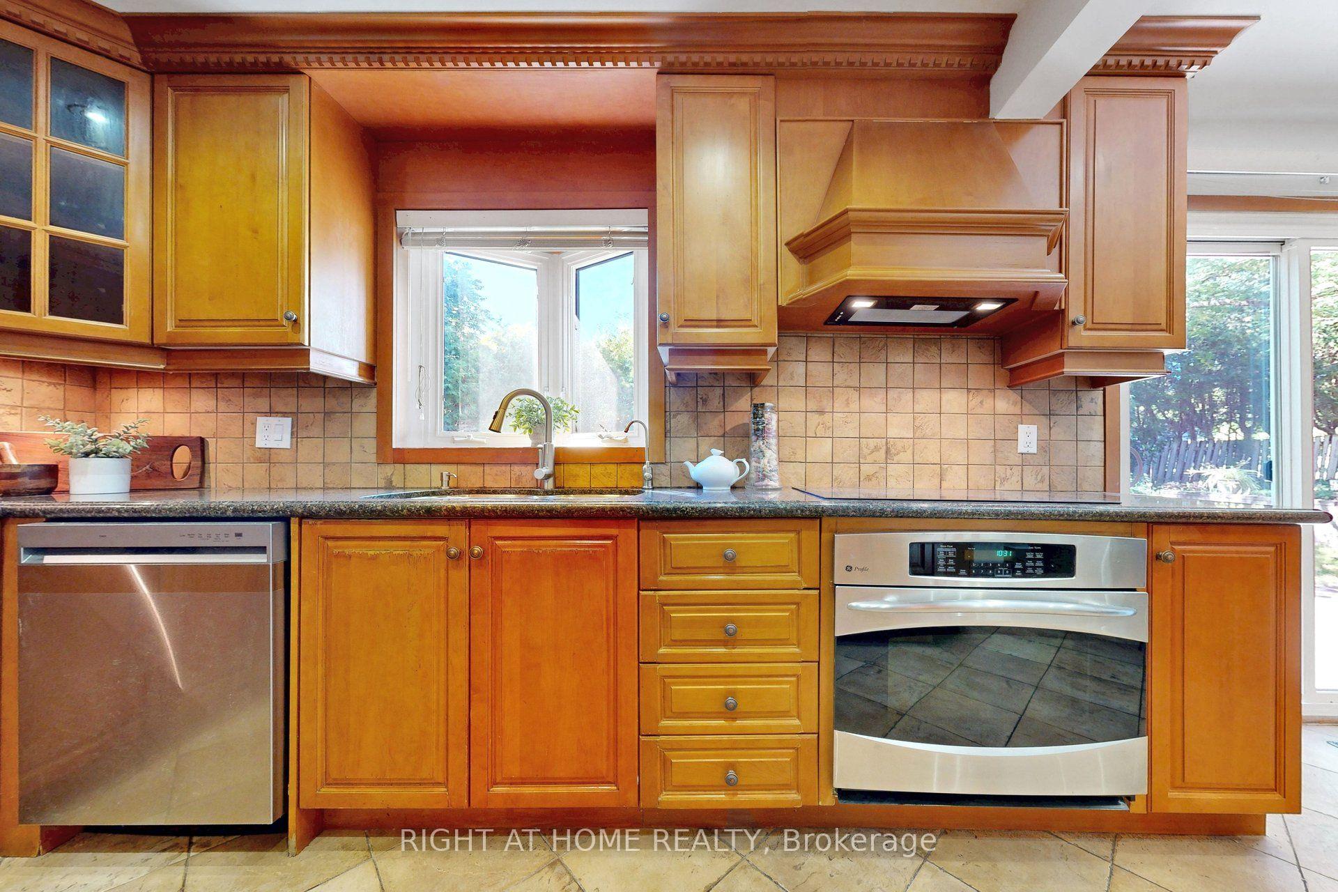 Photo 9 of 30 Abraham Avenue, Markham, Aileen-Willowbrook — HOMEH