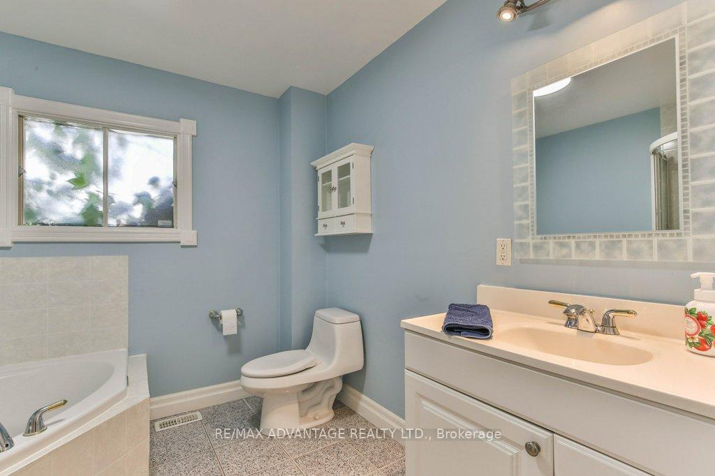 Photo 17 of 148 Sanders Street, London, East M — HOMEH