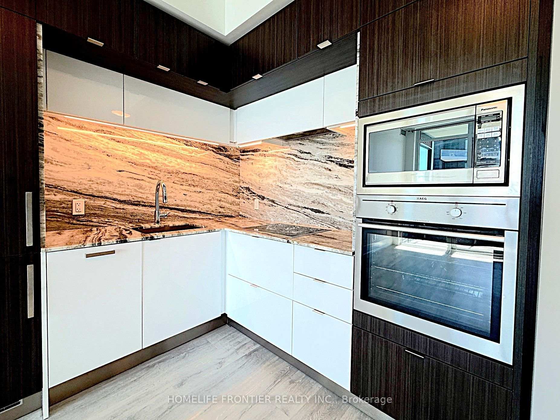 Photo 4 of Unit 811, 1 Edgewater Drive, Toronto, Waterfront Communities — HOMEH