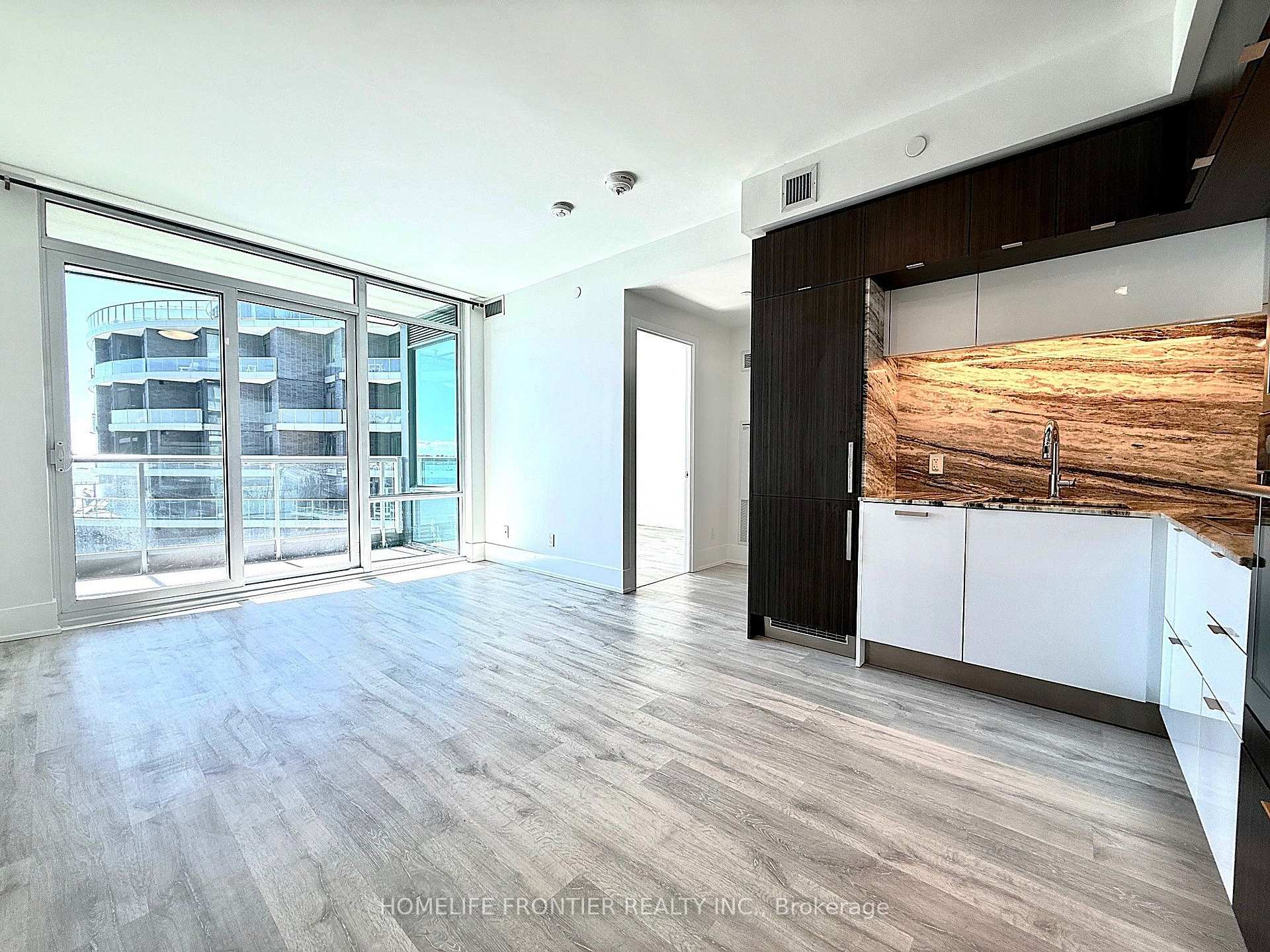Photo 5 of Unit 811, 1 Edgewater Drive, Toronto, Waterfront Communities — HOMEH