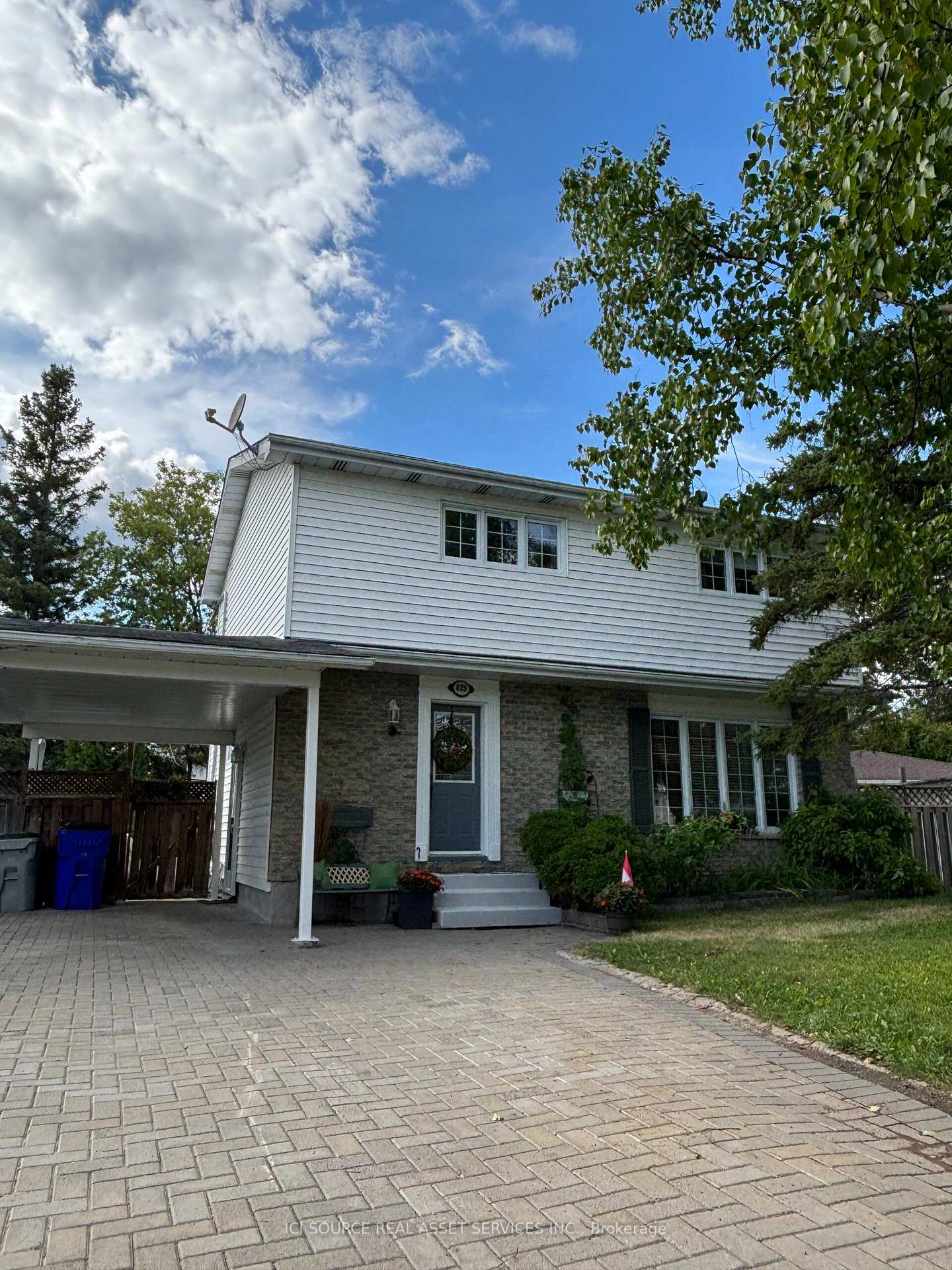 Front of 825 Rheaume Crescent