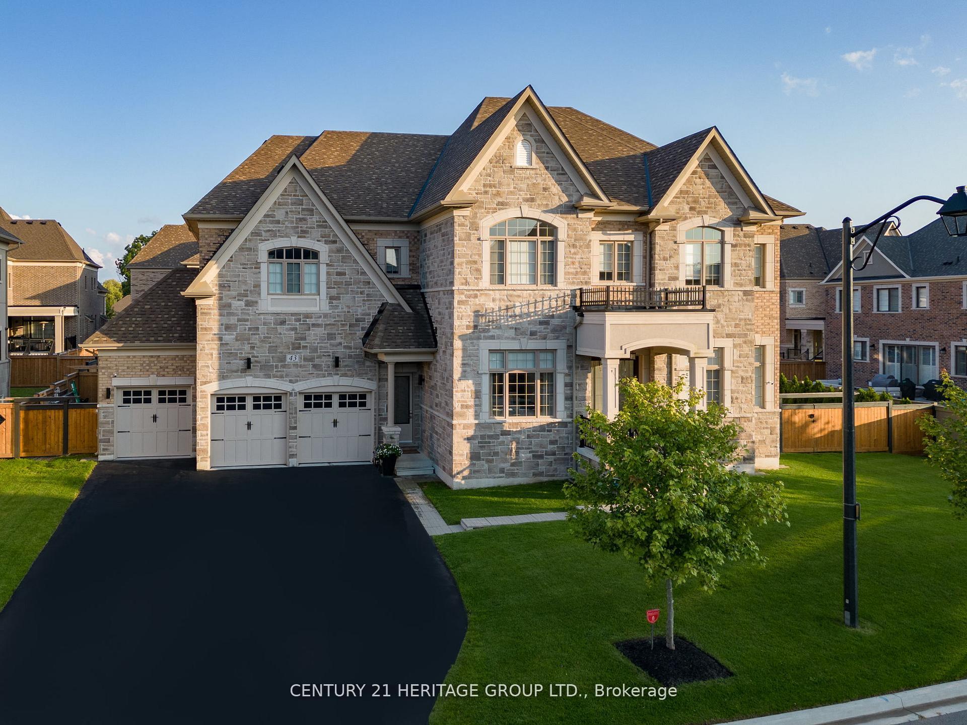 Photo 2 of 43 Sir Henry Court, King, King City — HOMEH