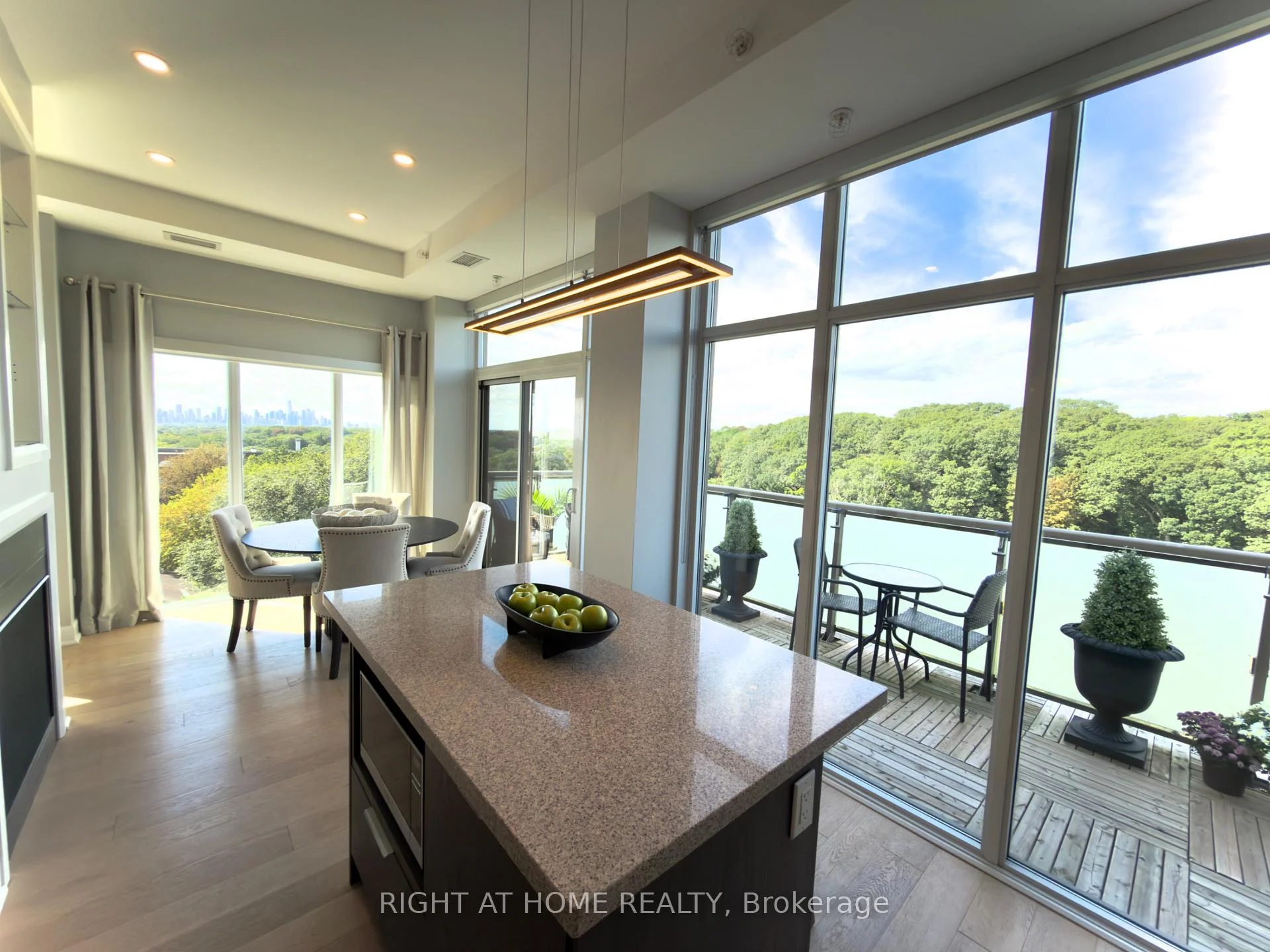 Photo 3 of Unit PH1, 580 Kingston Road, Toronto, The Beaches — HOMEH