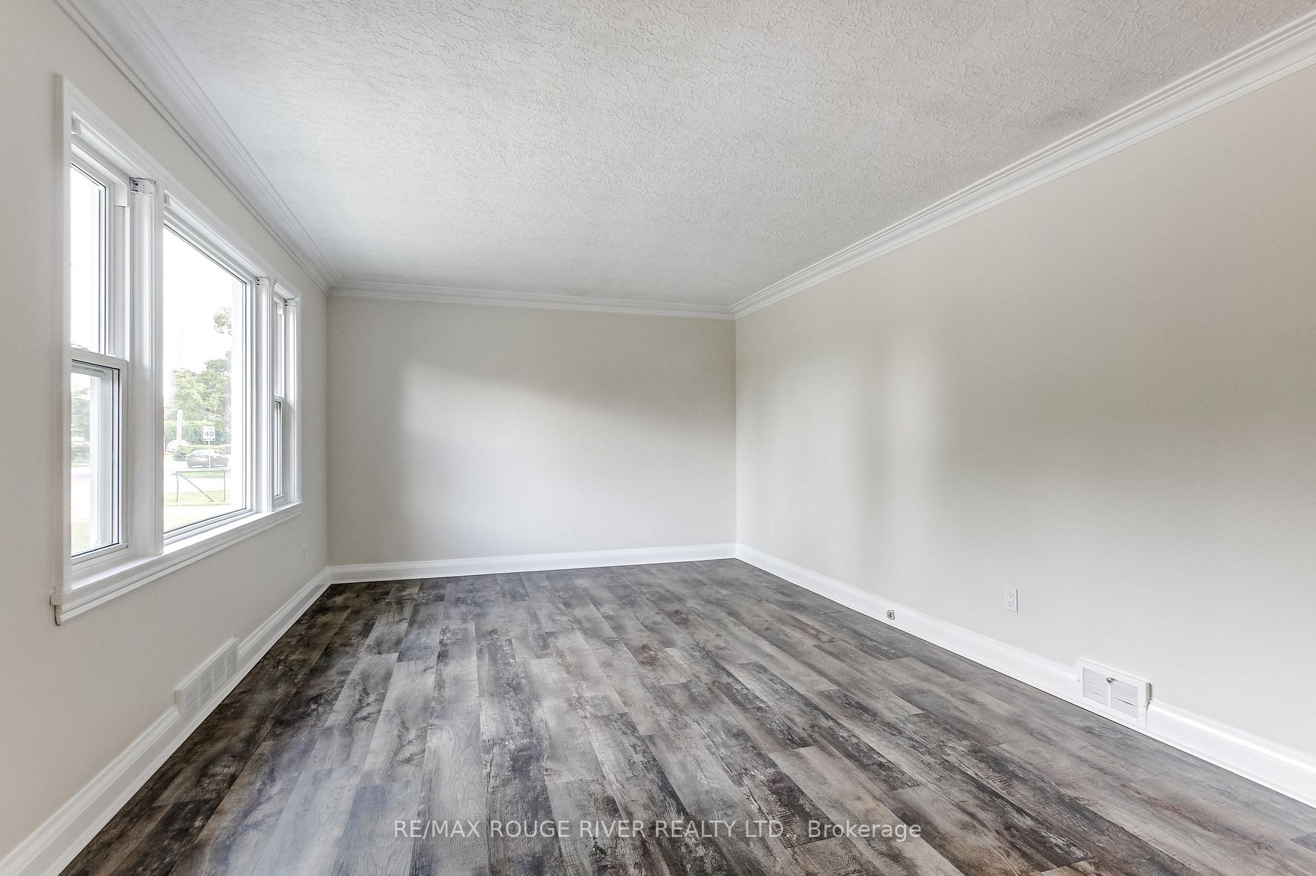 Photo 7 of 141 Haig Street, St. Catharines, Haig — HOMEH
