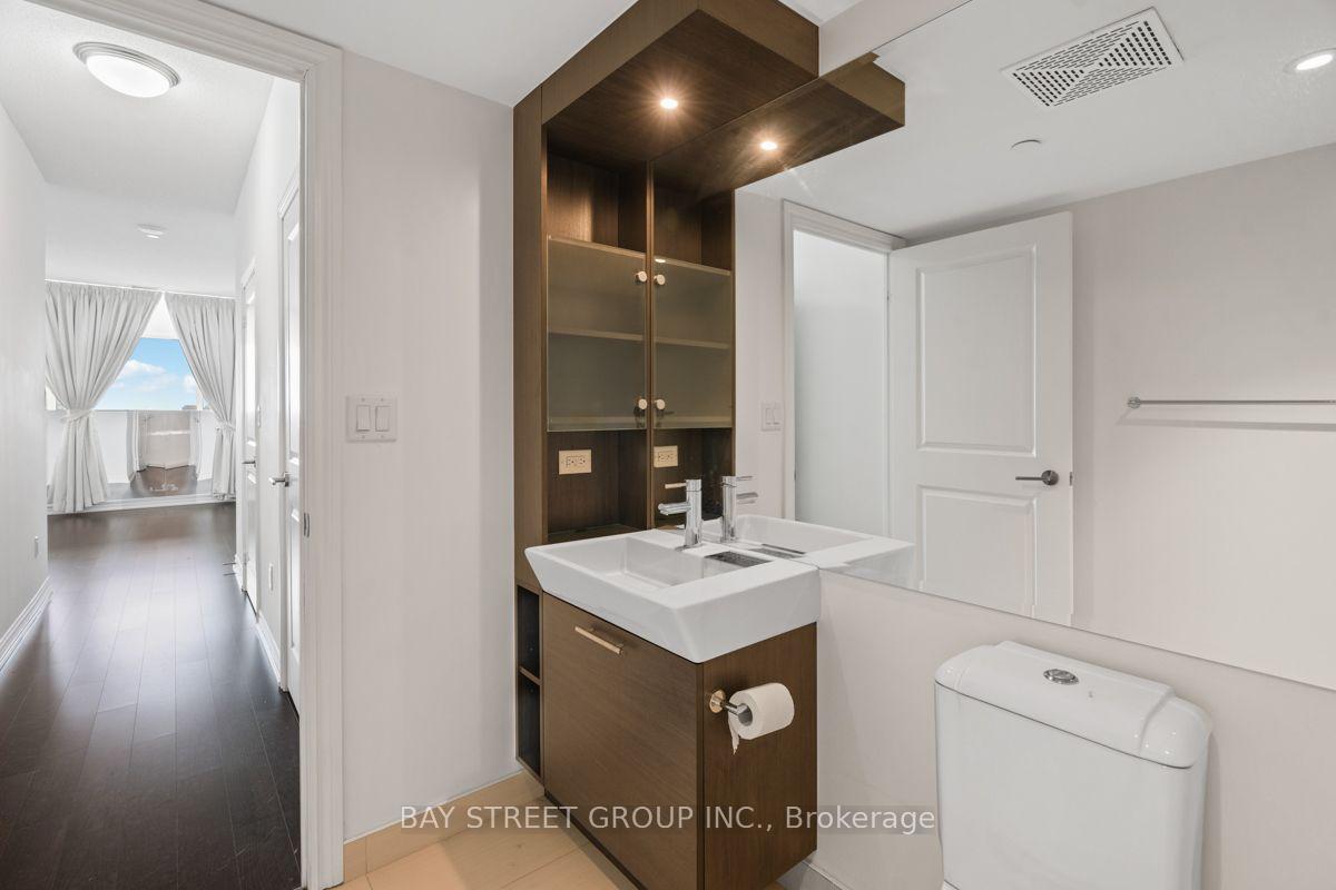 Photo 11 of Unit 5709, 386 Yonge Street, Toronto, Bay Street Corridor — HOMEH