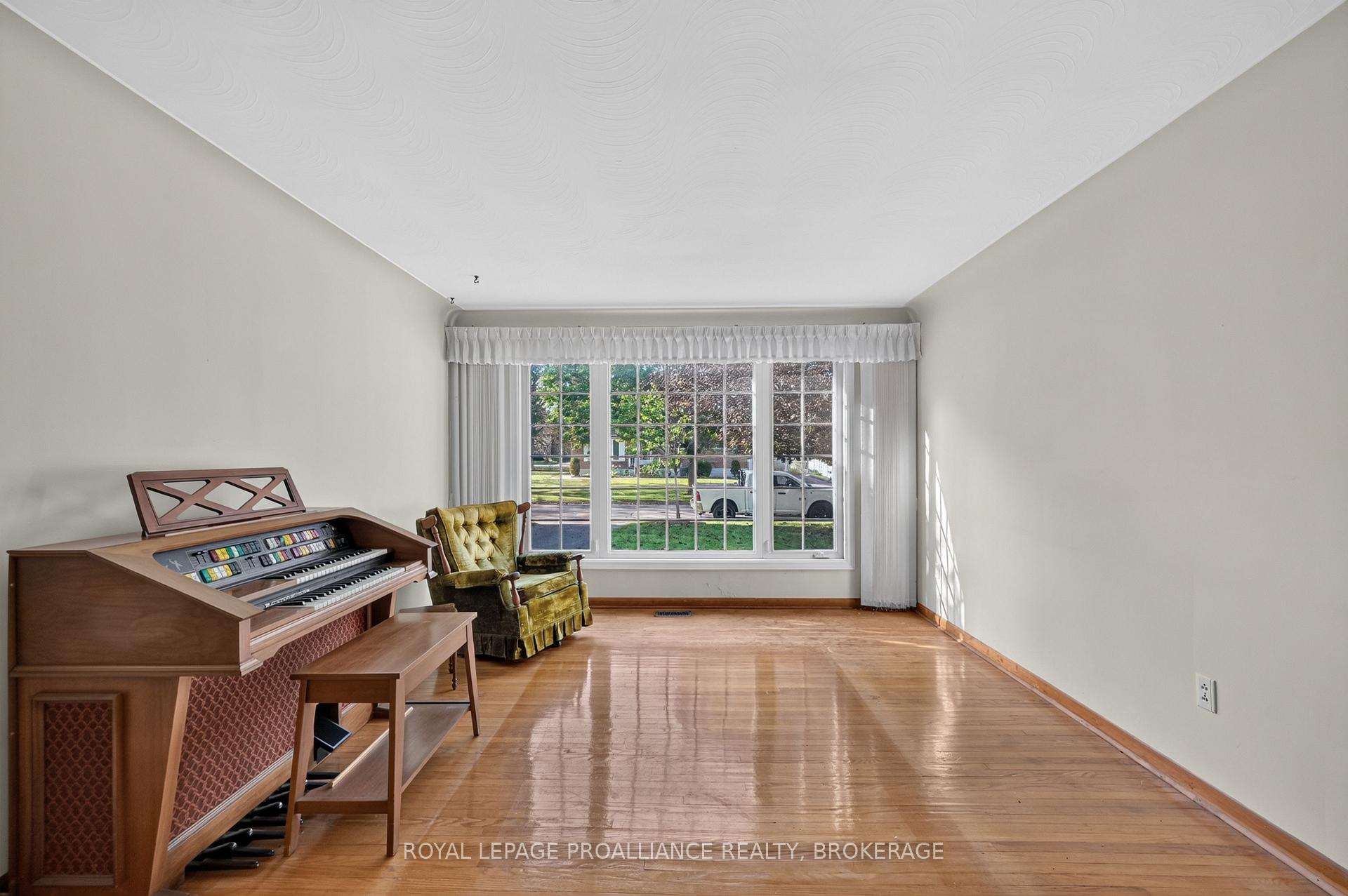 Photo 4 of 15 Hampstead, Kingston, West of Sir John A. Blvd — HOMEH